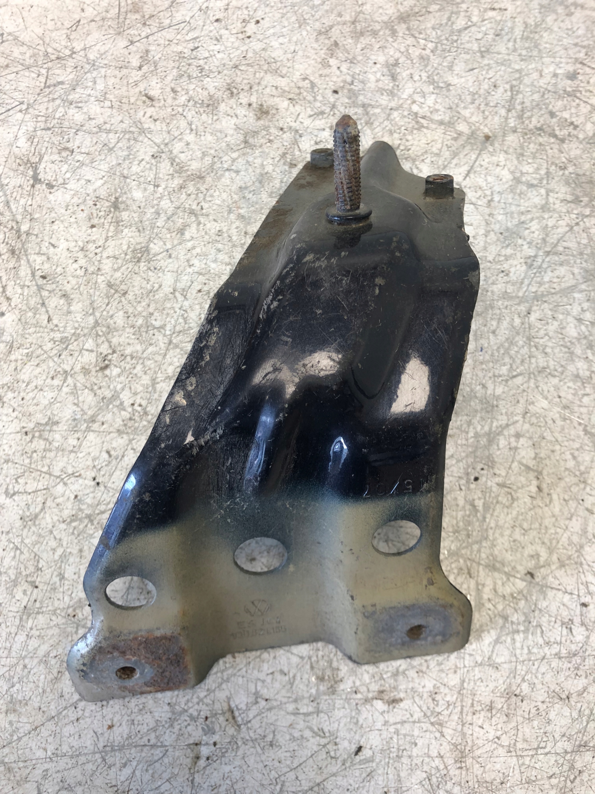 console of a fender left VW EOS 1Q0821135
