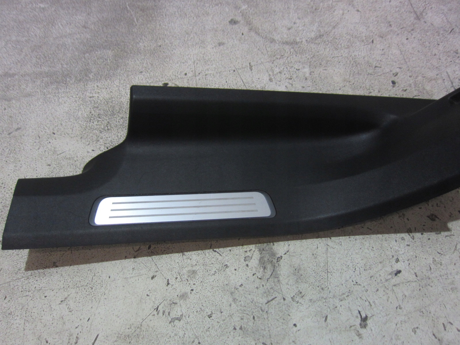 VOLVO XC90 II XC 90 left rear moulding threshold cap cover 31363747