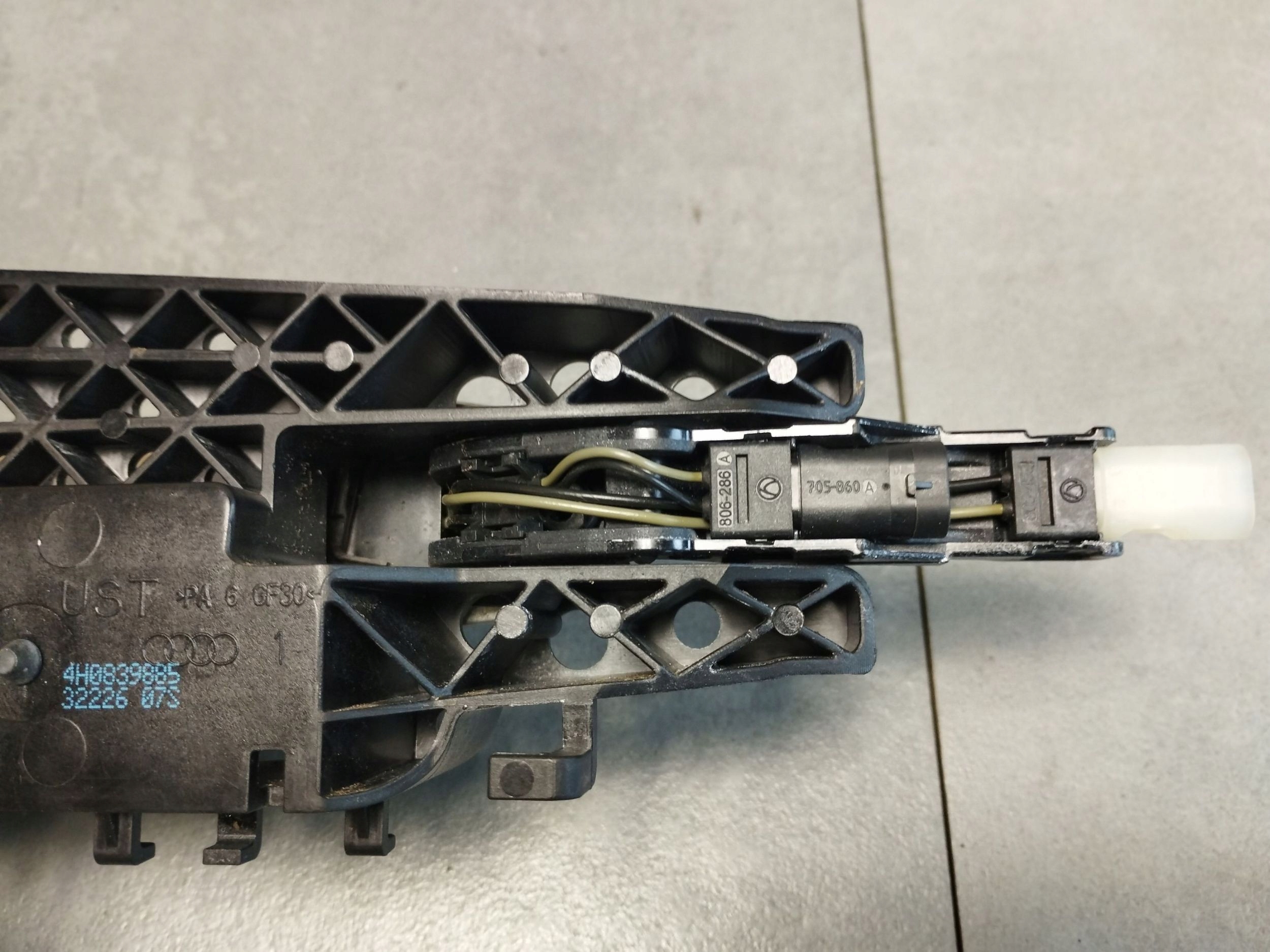 Audi A8 S8 D4 4H handle left rear part LZ7G KESSY 4H0839885