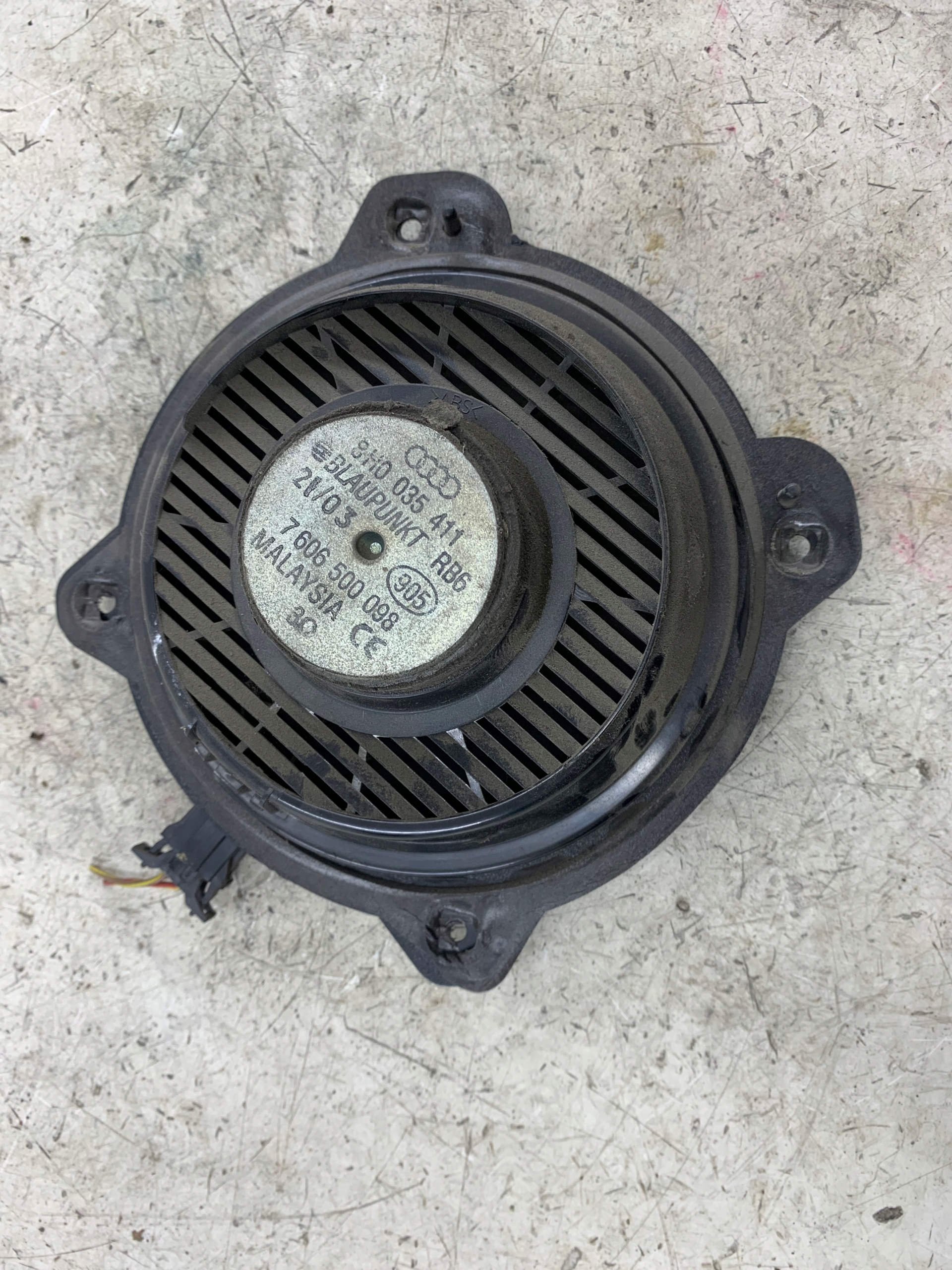 AUDI A3 8P speaker door rear part 8H0035411