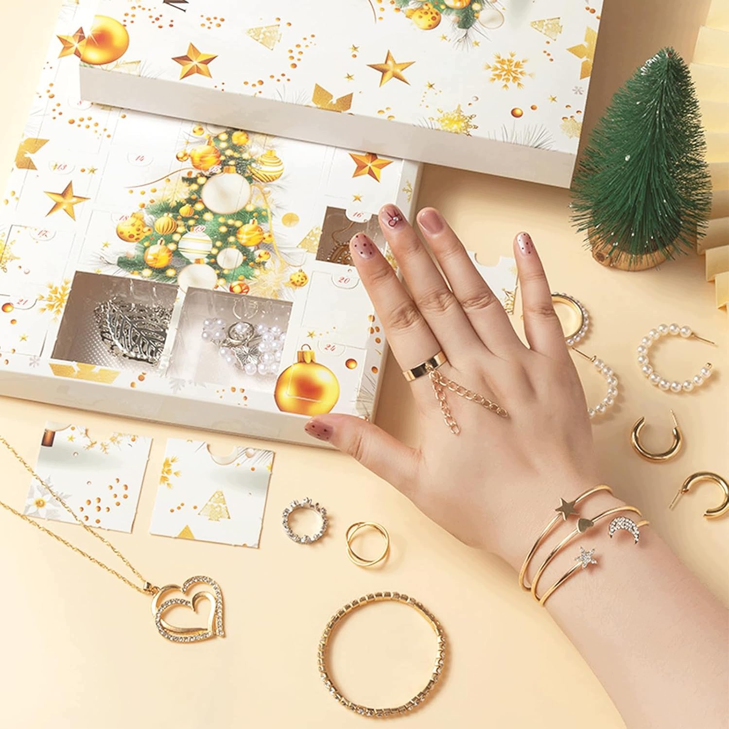 Адвент-календарь Hifot Jewelry 2025, 24 украшения: браслеты, ожерелья, серьги и кольца — фото 3