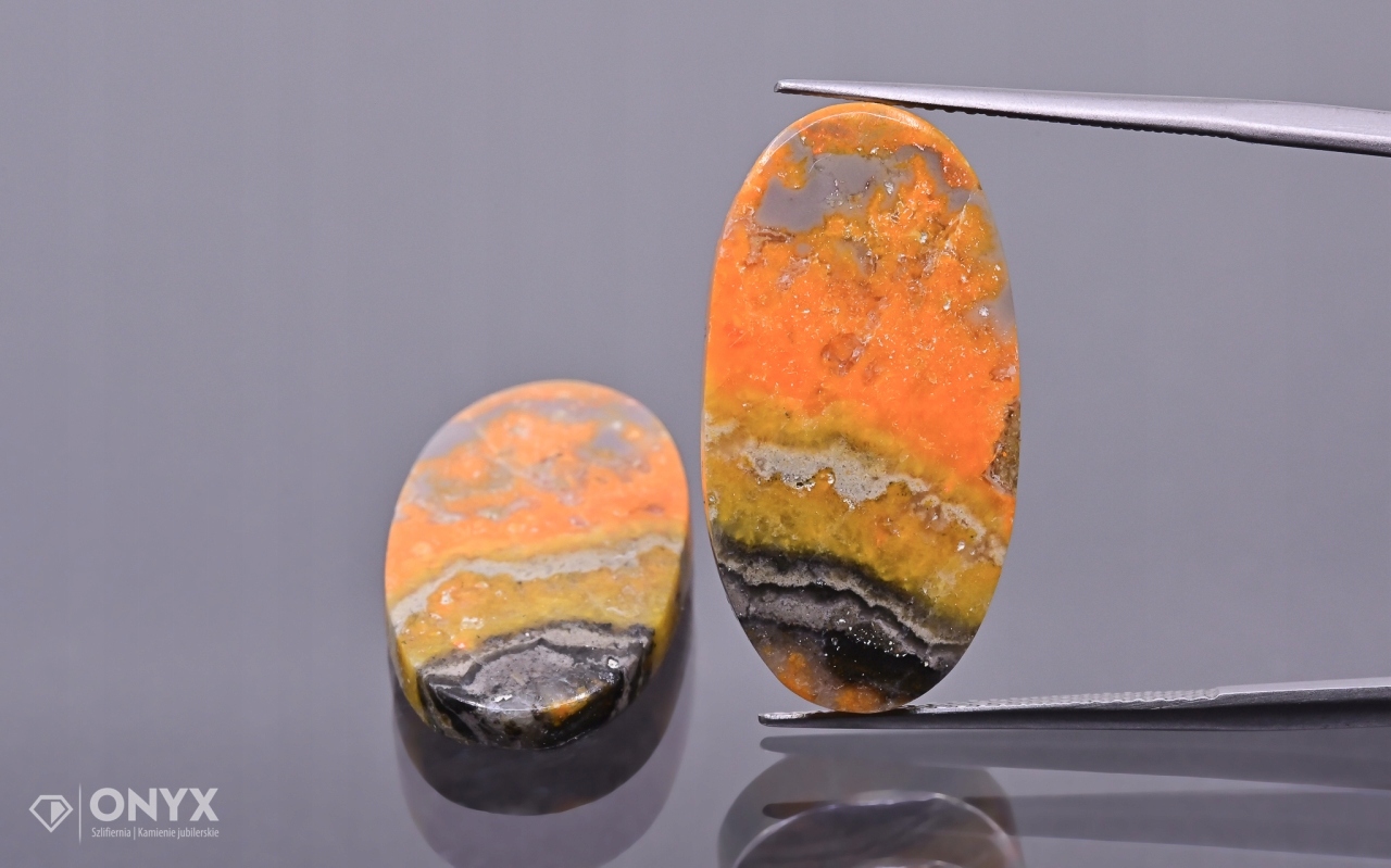 Jaspis Bumble Bee konvexní mělký Para ovál 25,5x13,5 mm