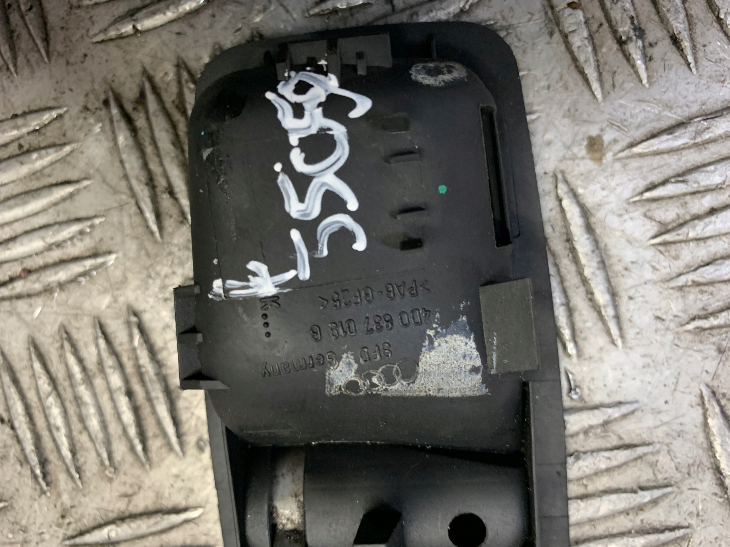 Audi OE 4D0837019G