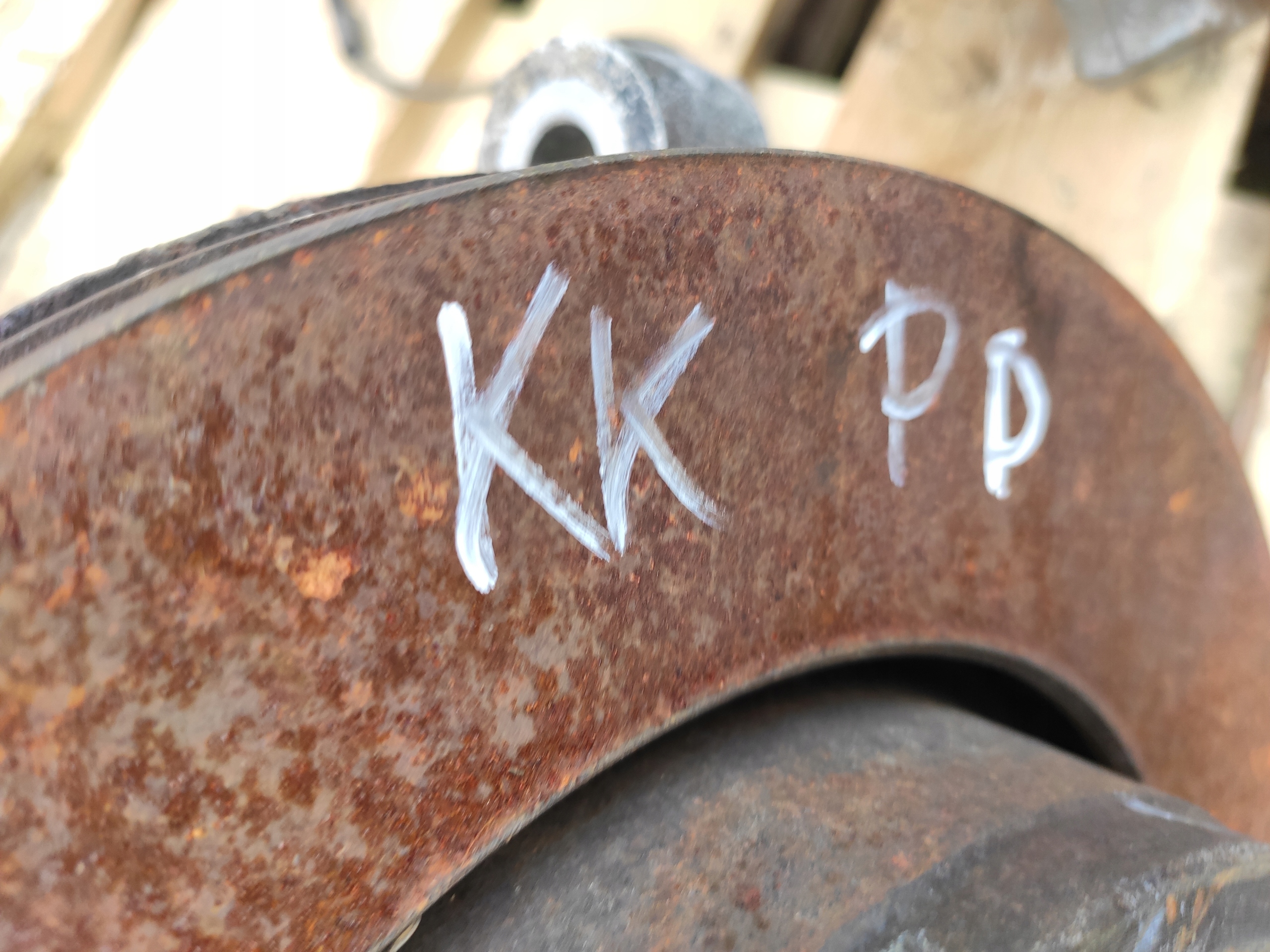 CHEROKEE LIBERTY KK 2.8 07-12r. поворотный кулак, цапфа полуось диск суппорт перед