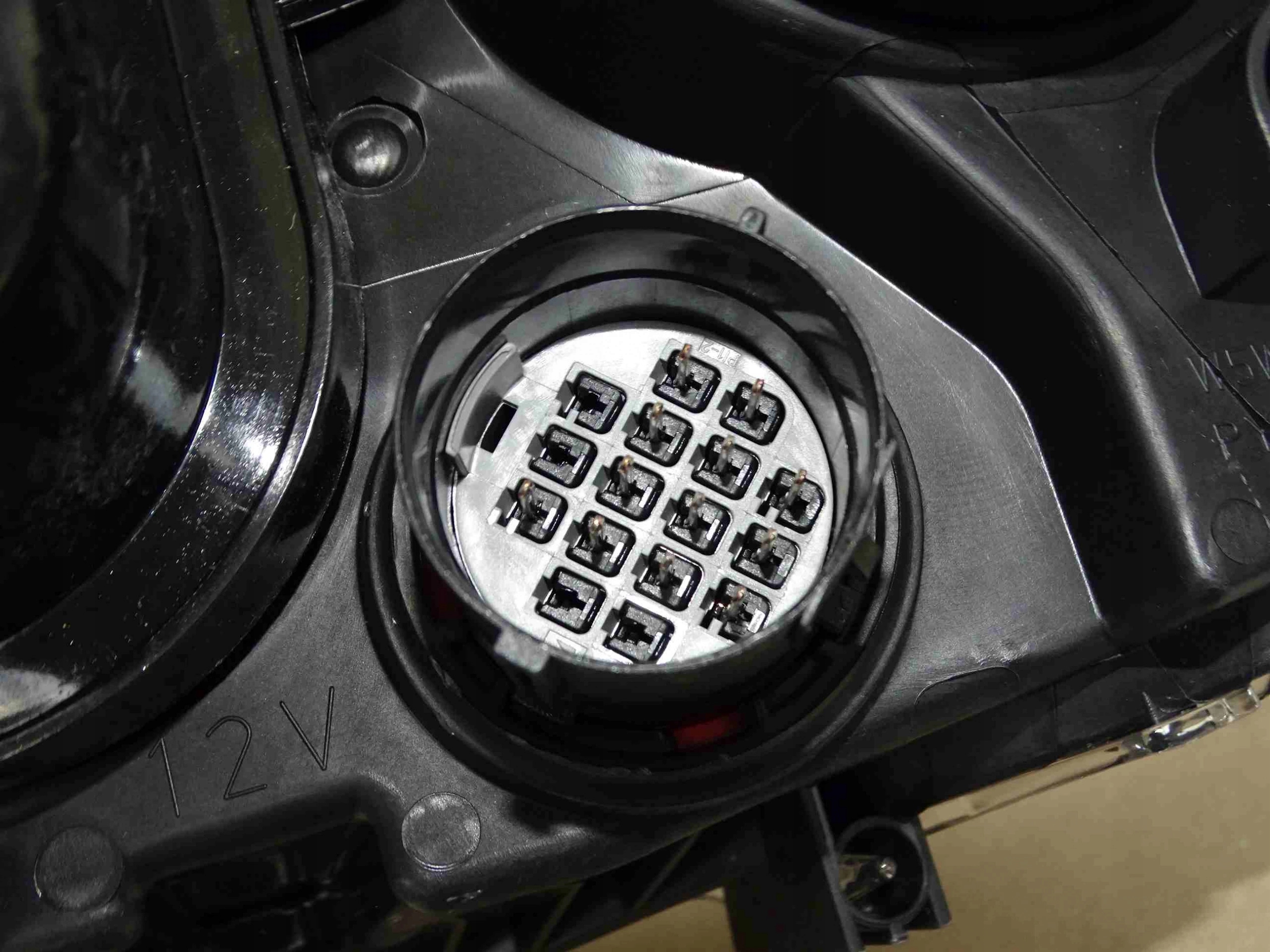 Reflektor lampa 12 PIN FREELANDER 2 II 2013 2014 Rodzaj świateł mijania Tradycyjne / halogenowe