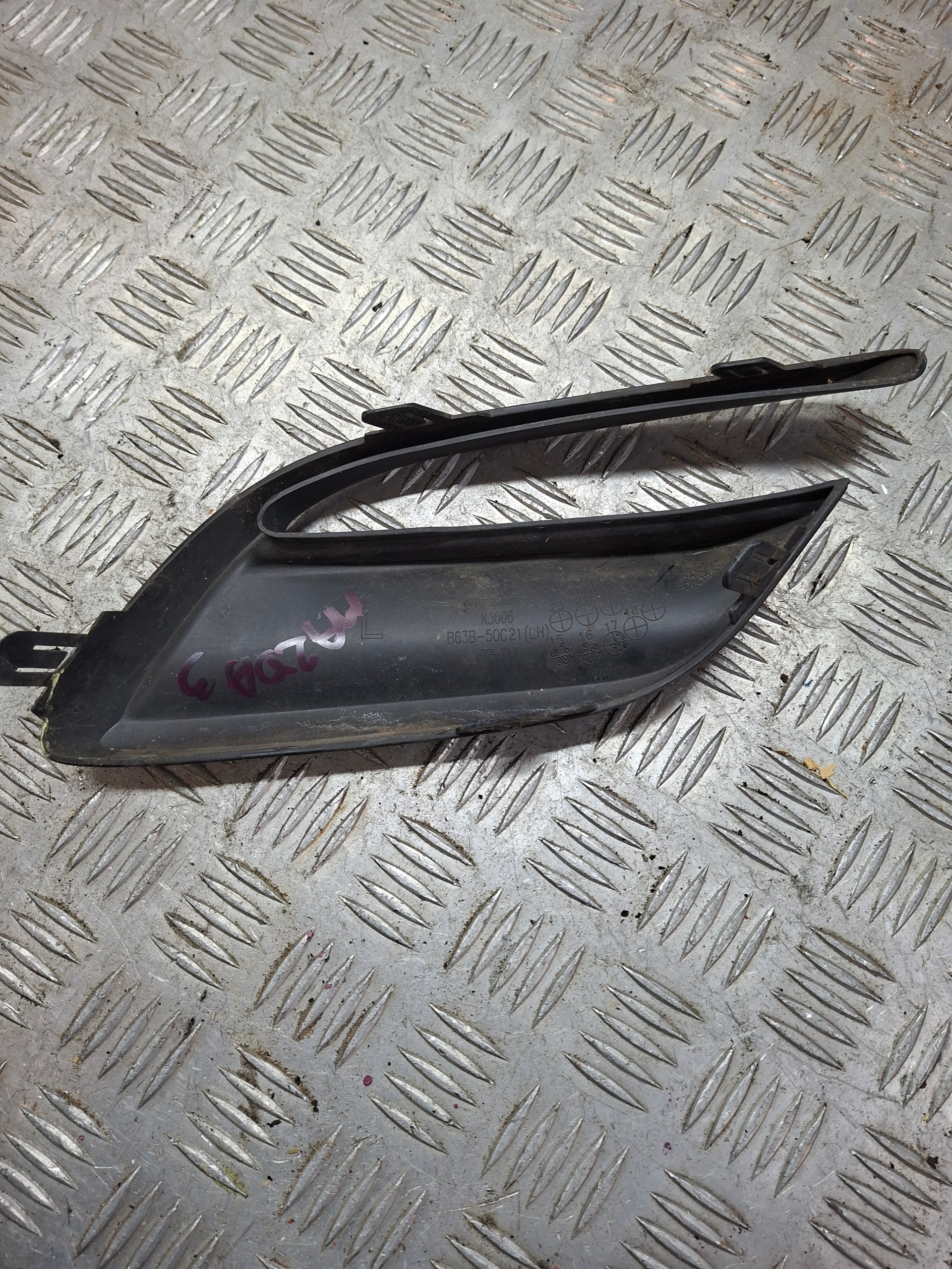 Grill der Stoßstange links MAZDA 3 2017-2019 B63B50C21