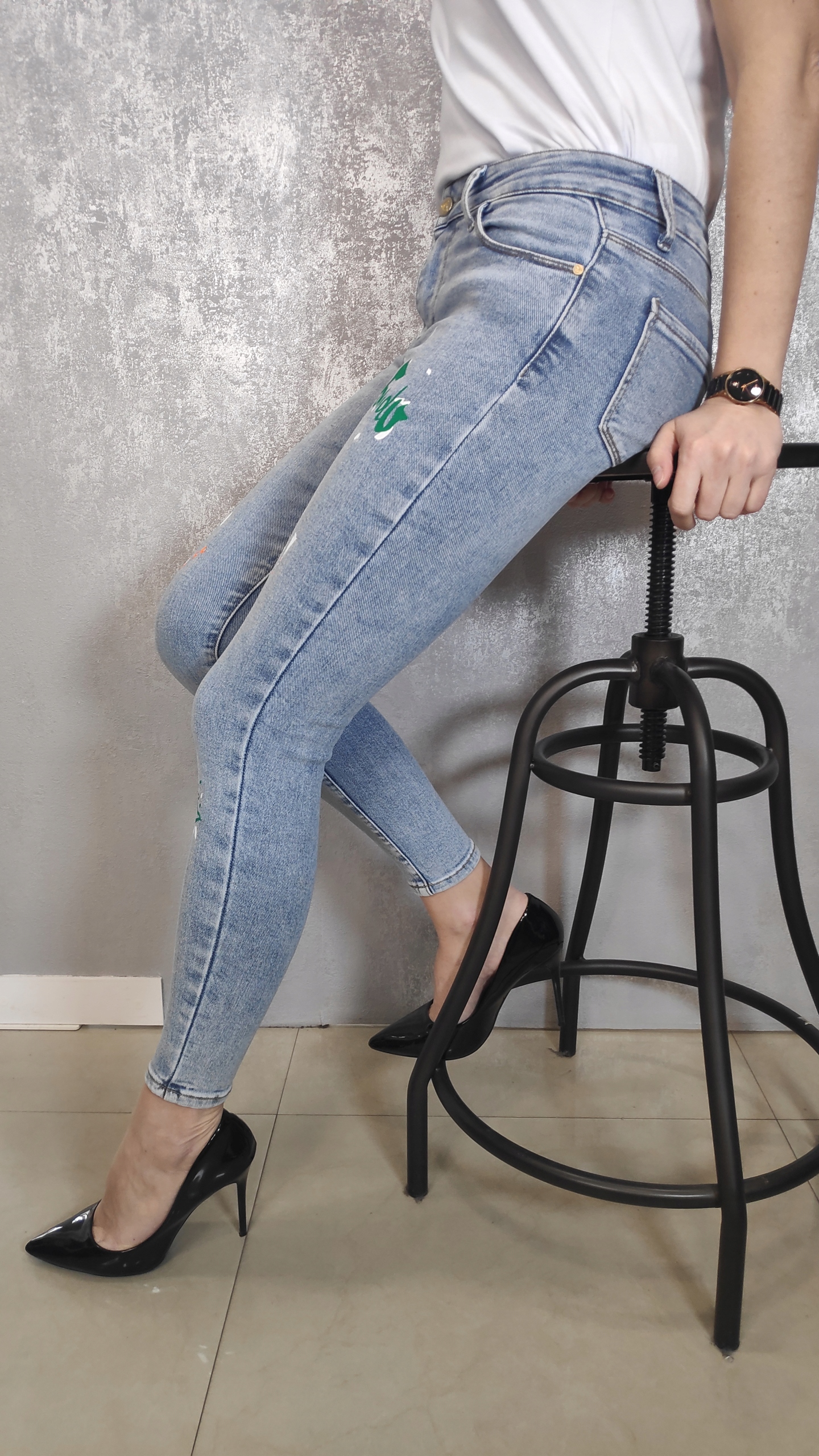 Jeansy damskie spodnie jeansowe rurki z nadrukiem Skład materiałowy 92% bawełna 6% poliester 2% elastan