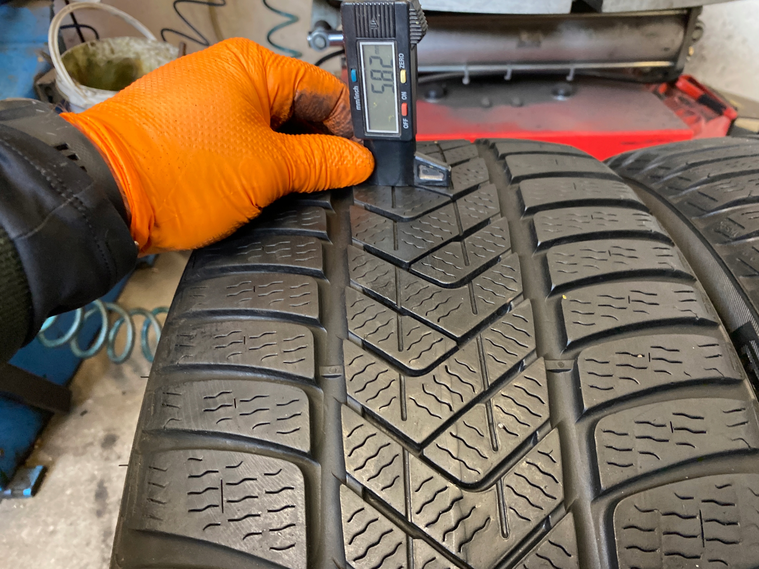 2 tyres winter 235/35R20 Pirelli Winter Sottozero 3 6mm