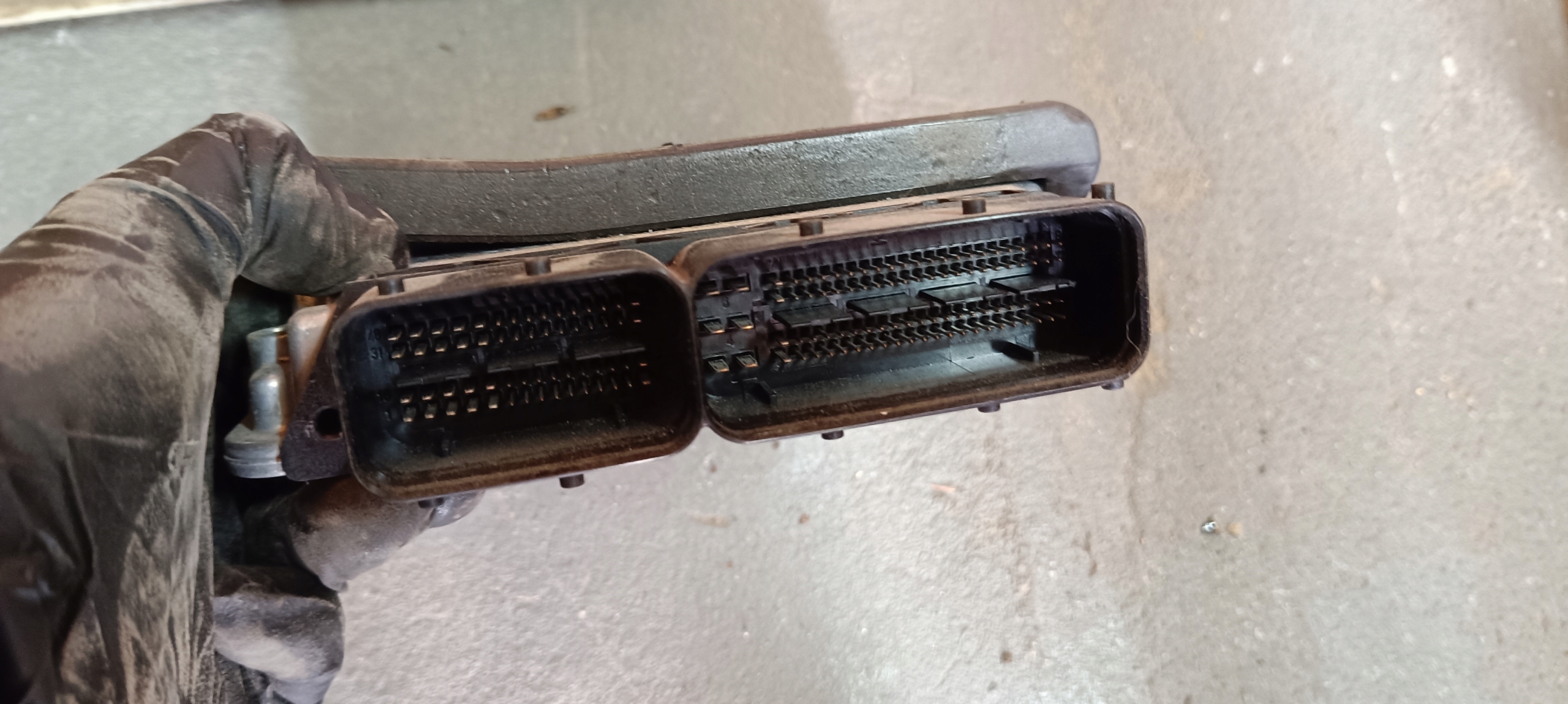 computer control unit of the engine VW Audi A5 2.7TDI 8K1907401J 0281015895