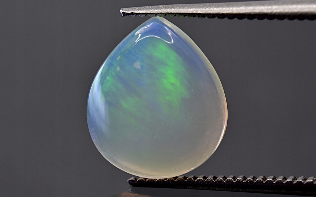 Opál z Etiopie kabošon slza 10,5x9 mm