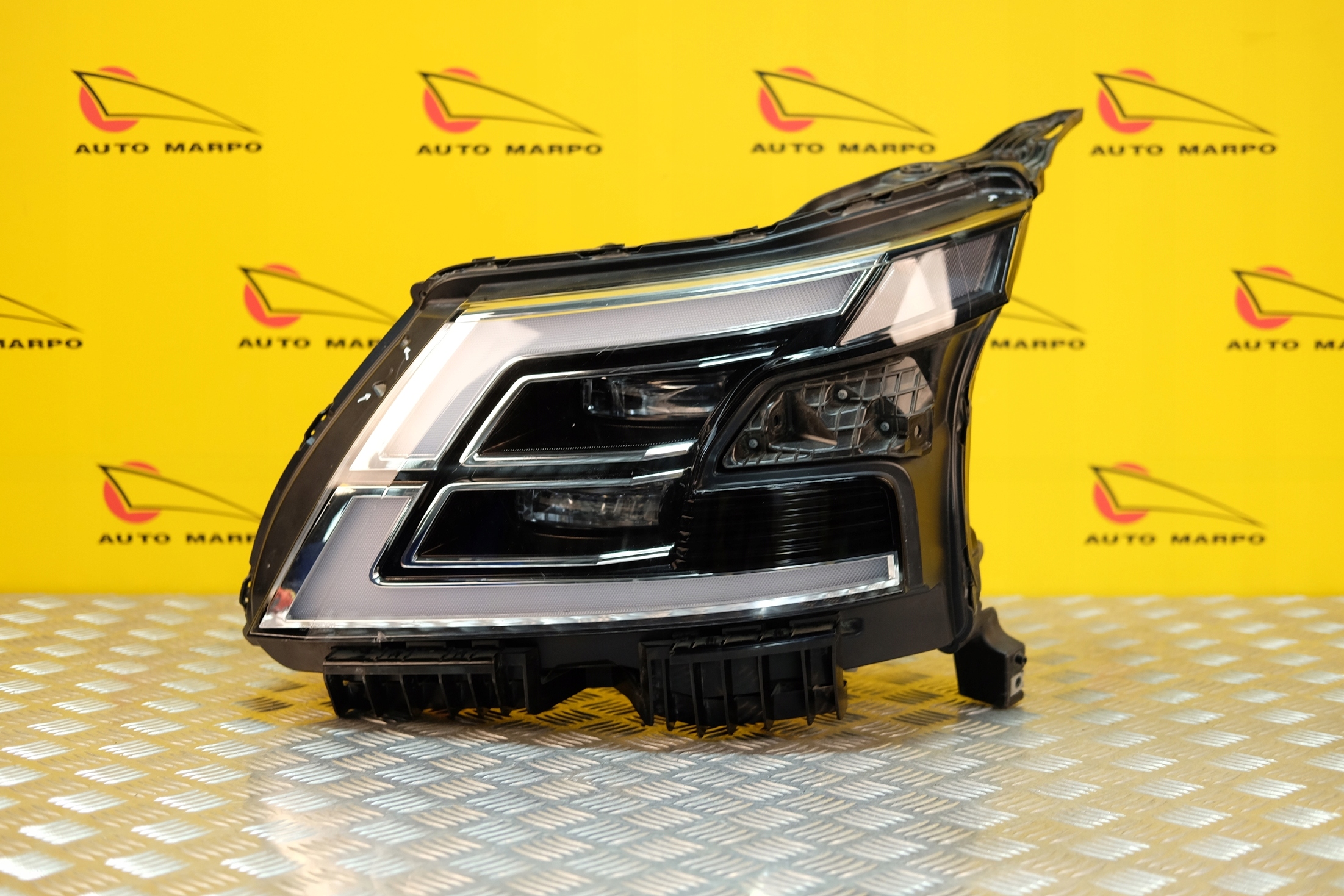 NISSAN PATROL Y62 ARMADA 2019- REFLEKTOR LAMPA LED Strona zabudowy lewa