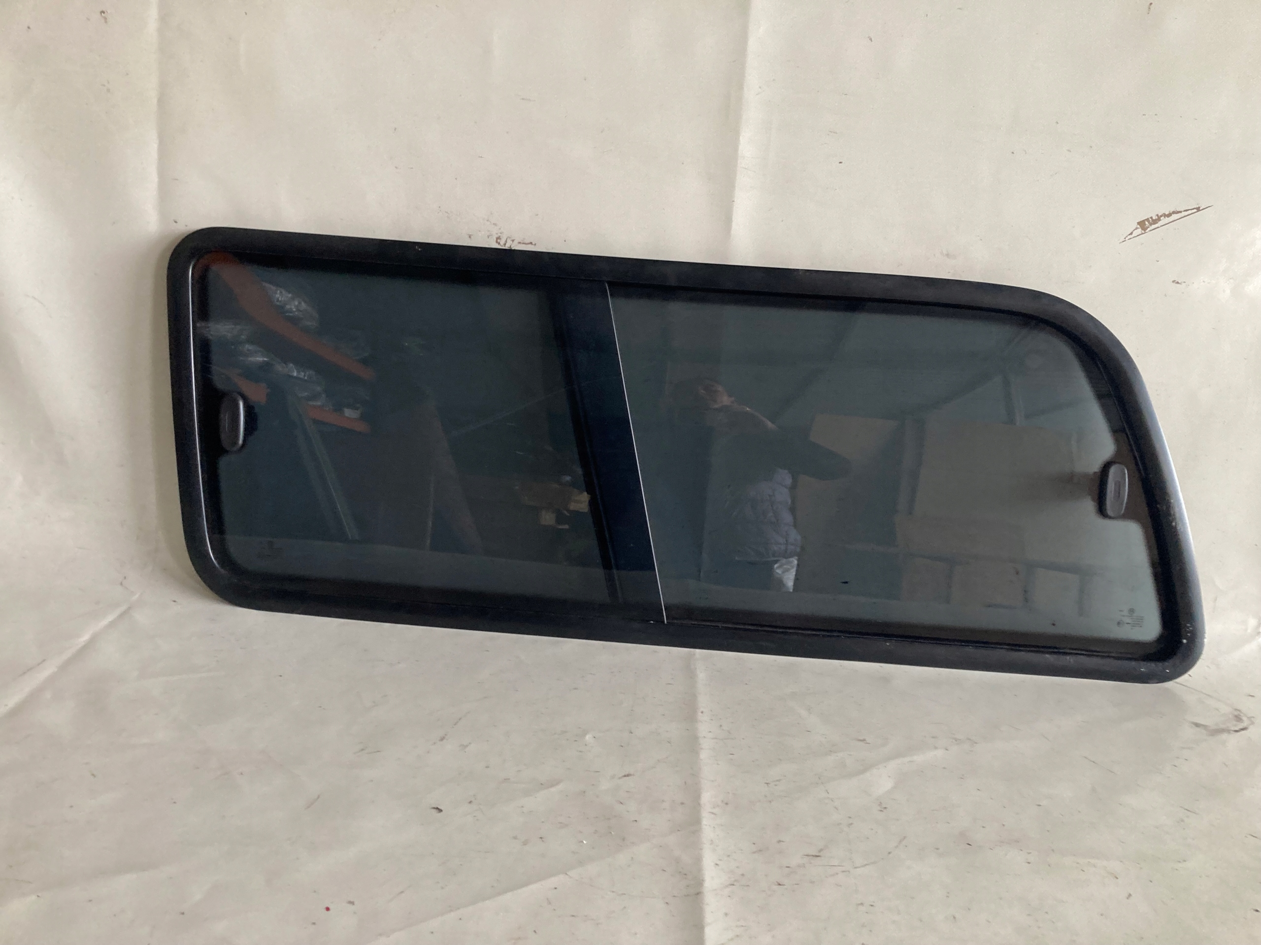 VW AMAROKh7 СТЕКЛО ЛЕВА БОКОВОЕ