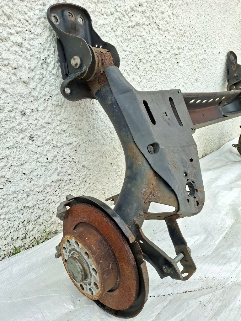 A3 8V T-ROC GOLF SPORTSVAN OCTAVIA LEON 5Q0501049 BELKA OŚ ZAWIESZENIA TYŁ Typ samochodu Samochody osobowe