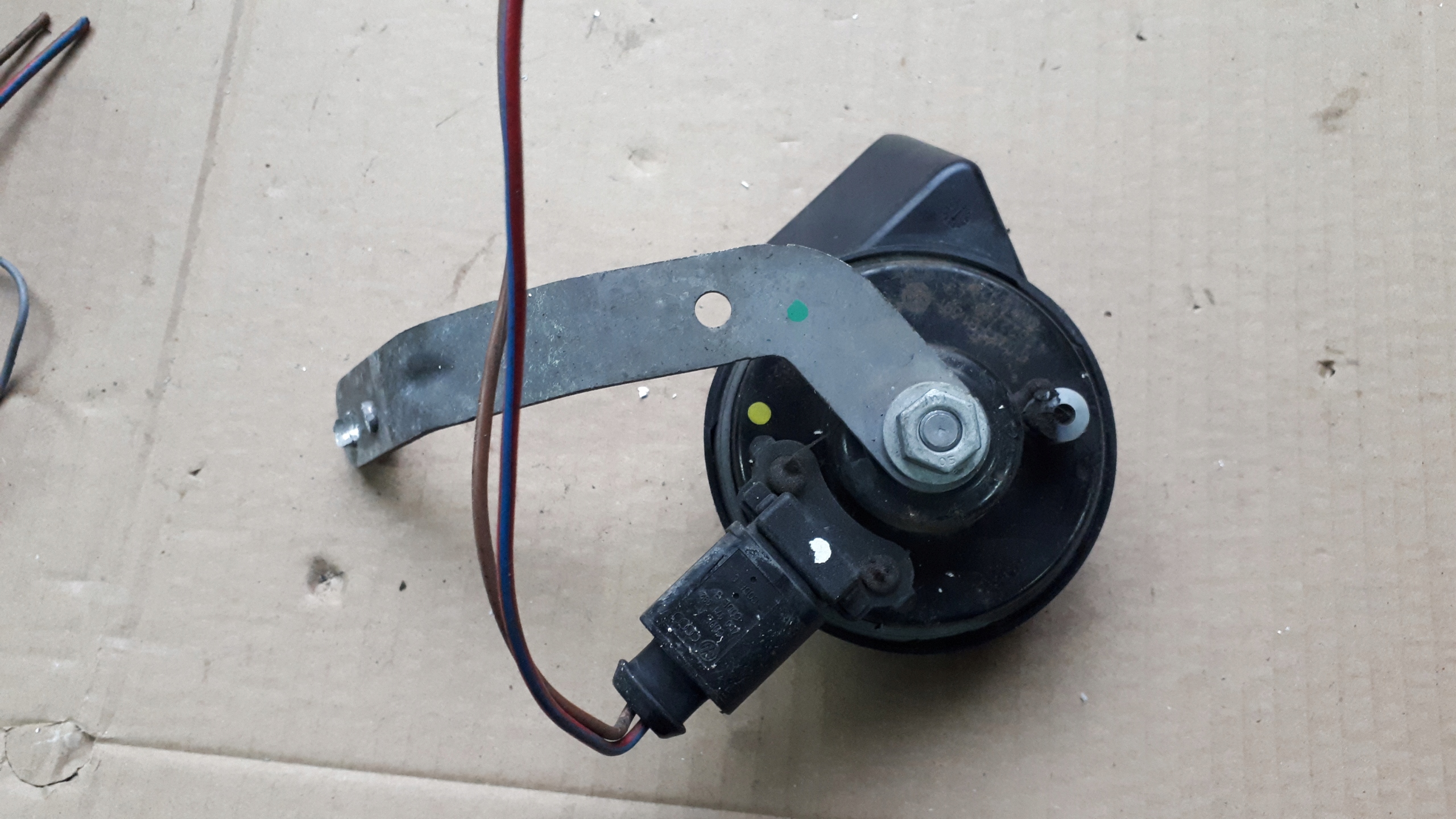 A4 B8 S4 KLASKON DZWIEKOWY holder left front