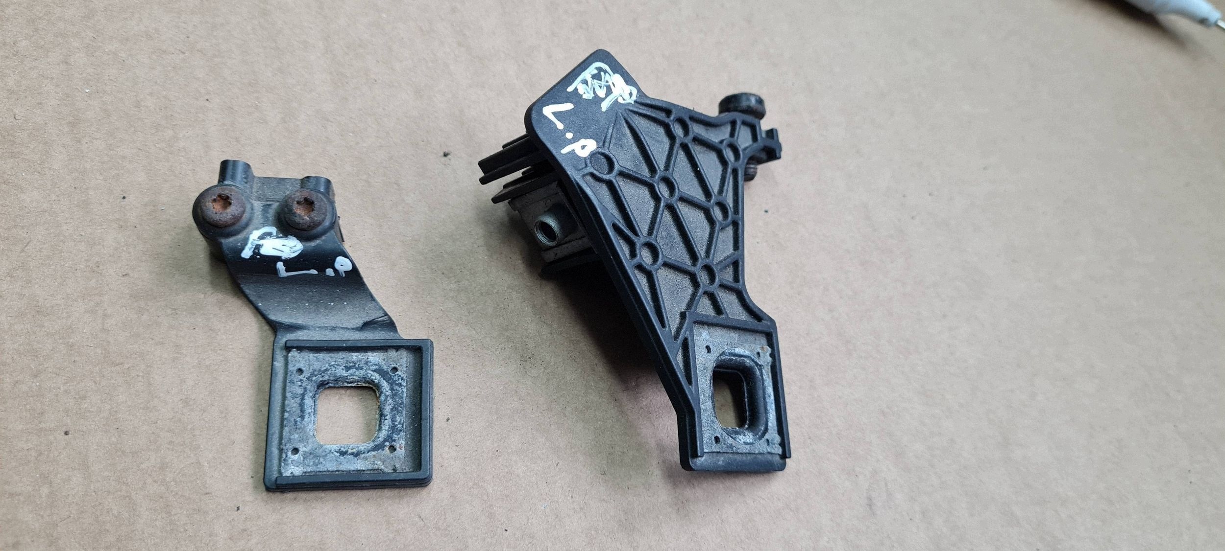 A5 8T LIFT bracket hook holder lights left front 1301330049 A4 B8 LIFT