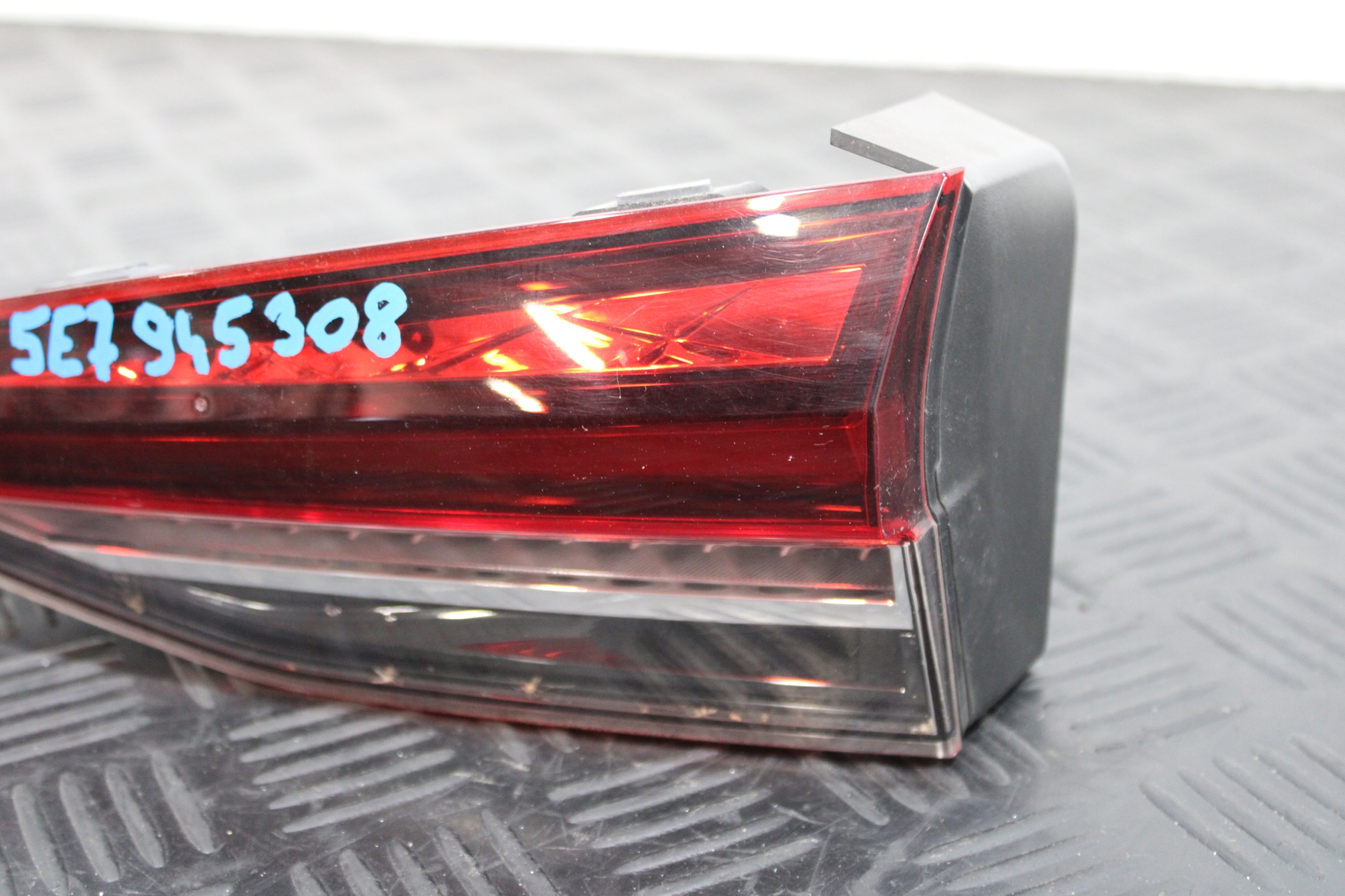 light bonnet right rear part 5E3945308 SKODA OCTAVIA IV 4 5E3 5E7