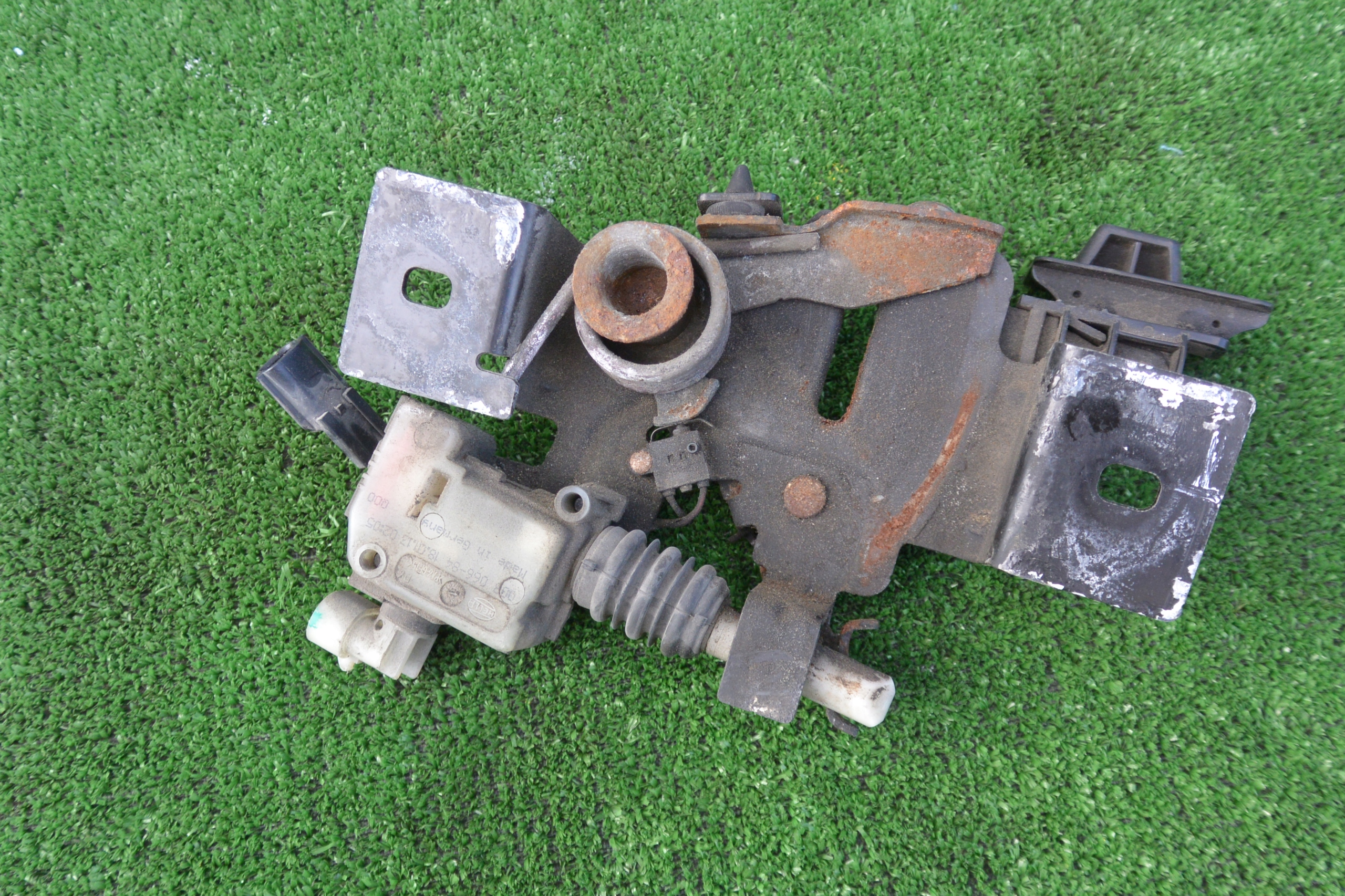 SERRURE CAPOT TESLA MODEL S 12-16 EU