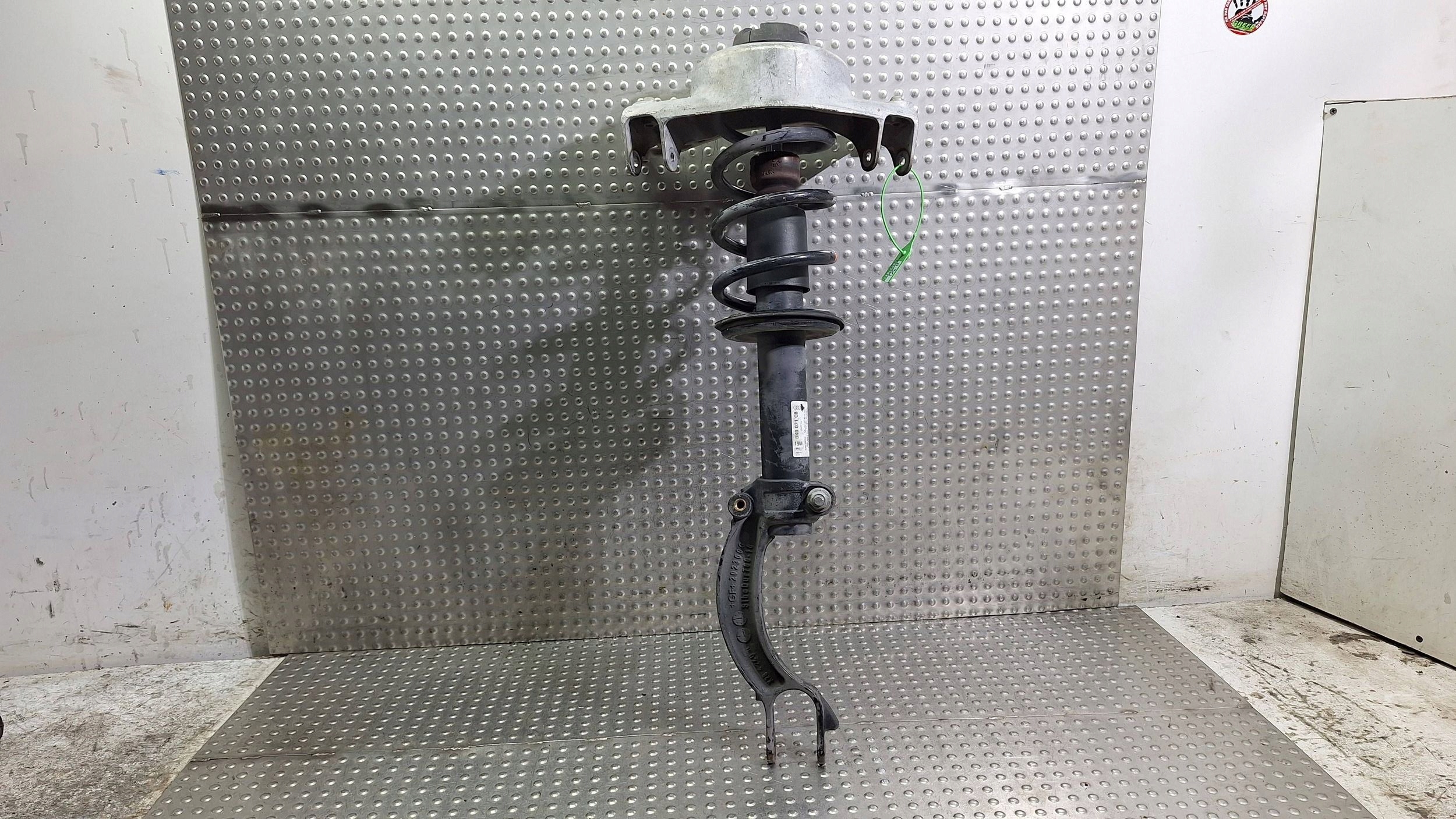 shock absorber right front 8K0413031CB 8K0031CB AUDI A4 B8 A5 8T 2.7 3.0 TDI