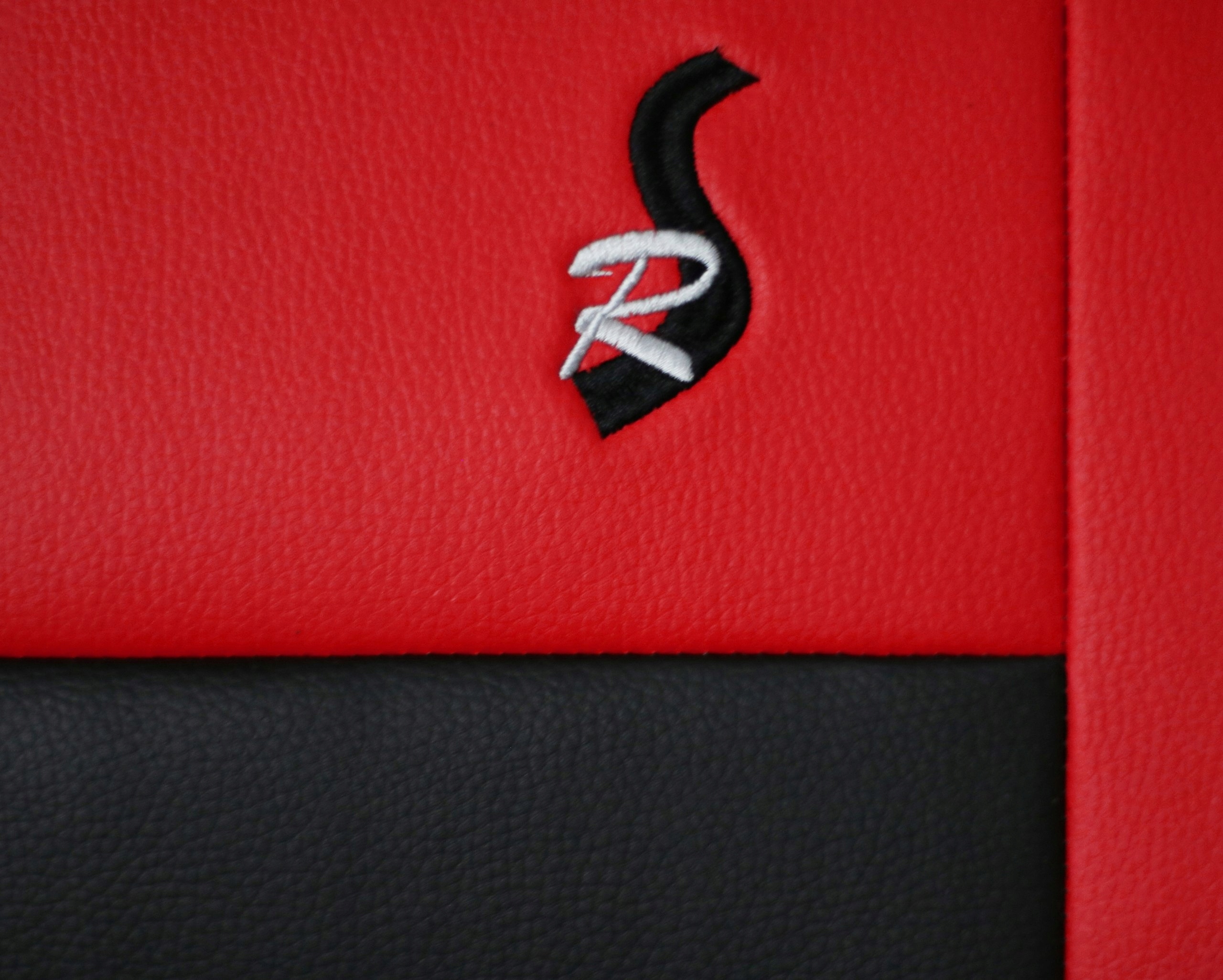 SKÓRZANE POKROWCE MIAROWE NA FOTELE DO AUDI A4 B9 Model Road