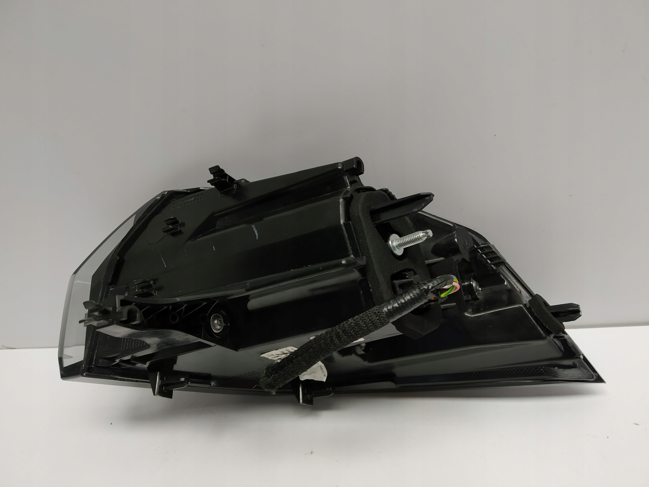 19+ Peugeot 2008 II ladna light rear part left originál