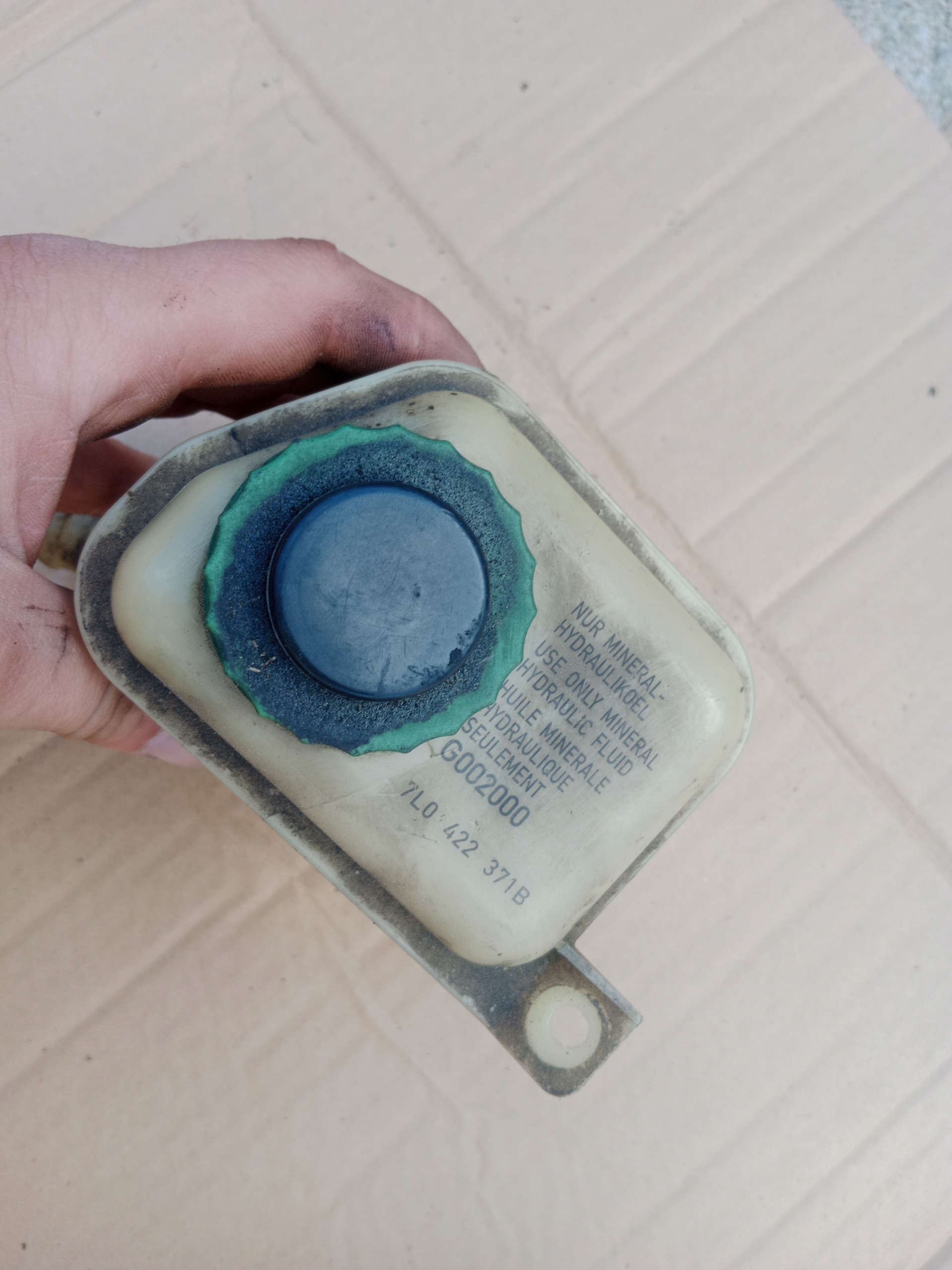 7L0422371B - БАЧОК ГИДРОУСИЛИТЕЛЯ VW TOUAREG 5.0 TDI