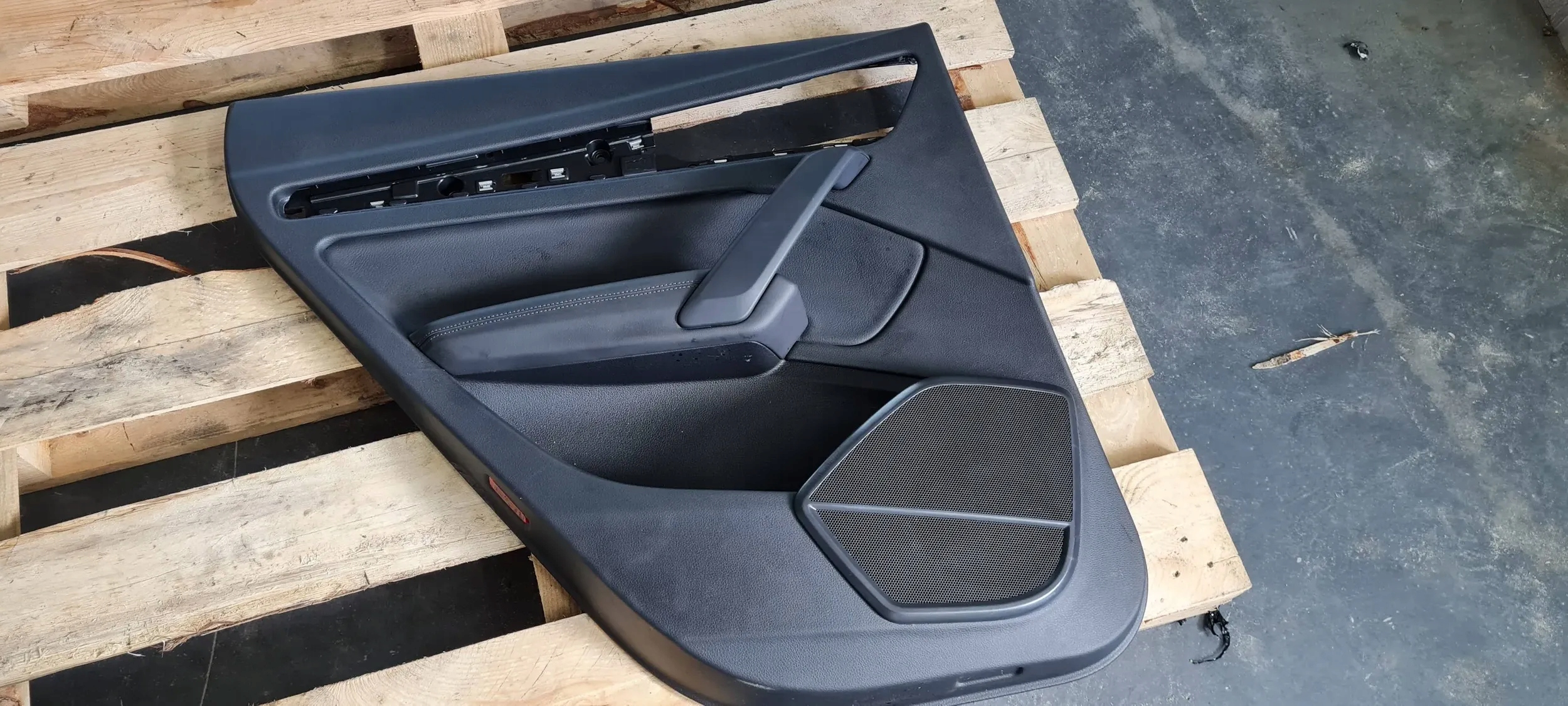 Q5 80A side upholstery door left rear part leather 80A867487