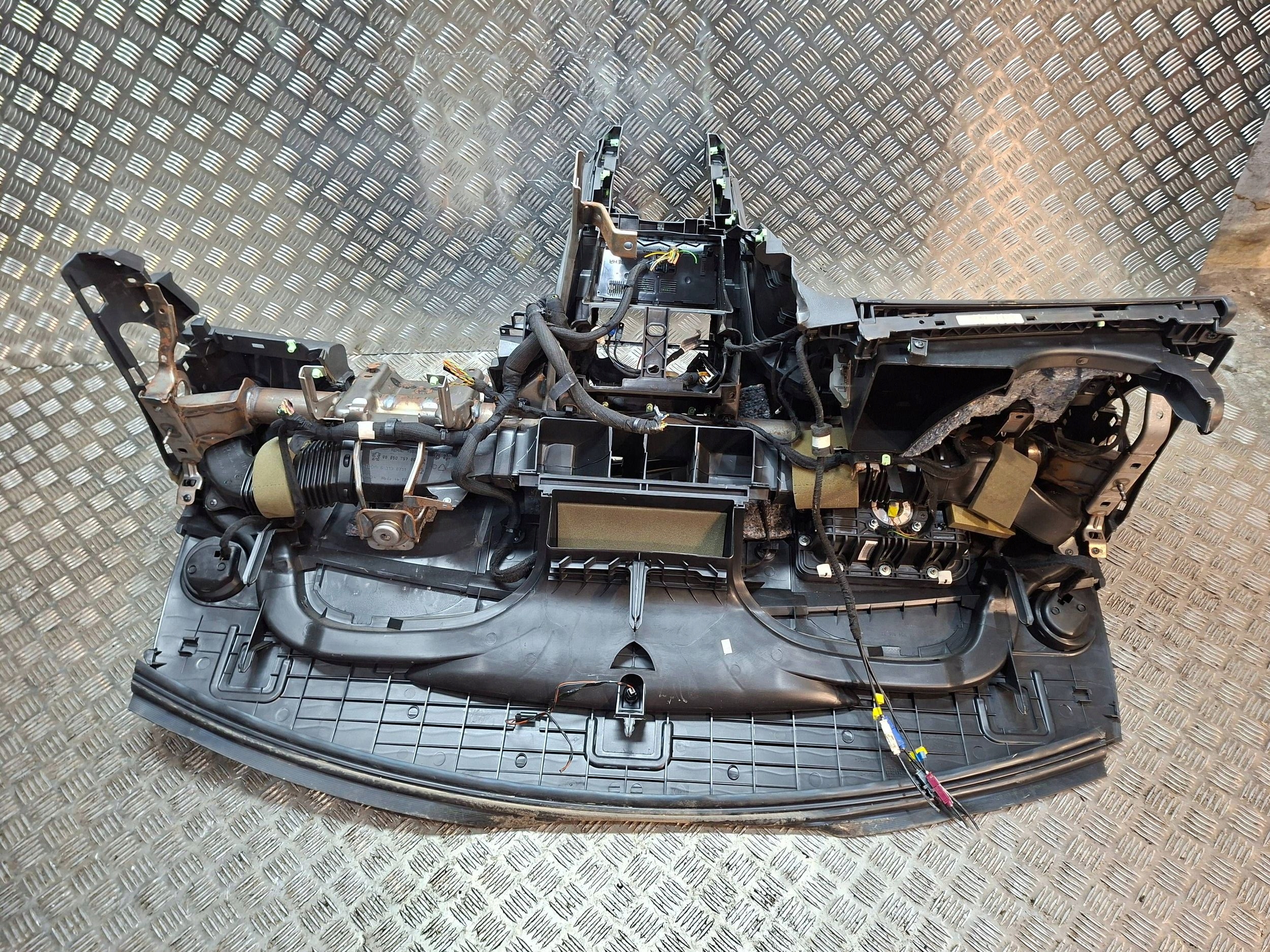торпеда консоль 9803188580 peugeot 3008 и 5008 2009-