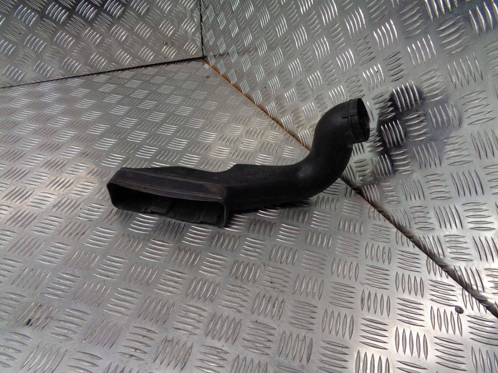 труба патрубок впуск Audi A2 1.6 8Z0129617B