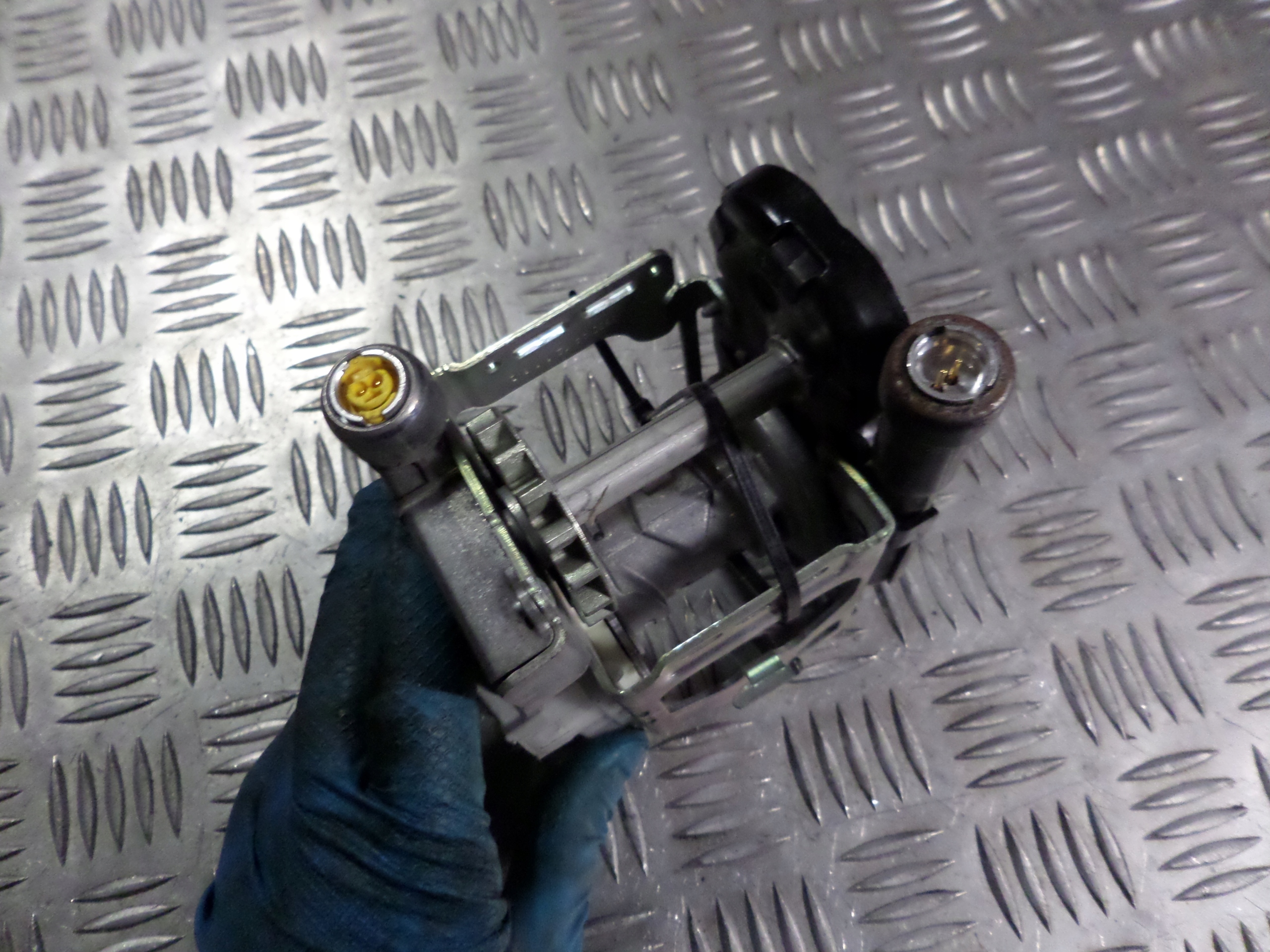 307482410 - MERCEDES CLA W117 передний ремень TENSIONER RIGHT