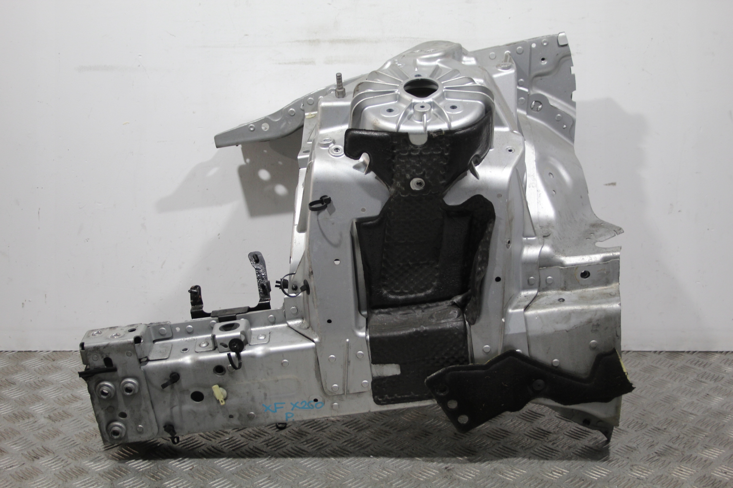quarter quarter right front JAGUAR XF II X260
