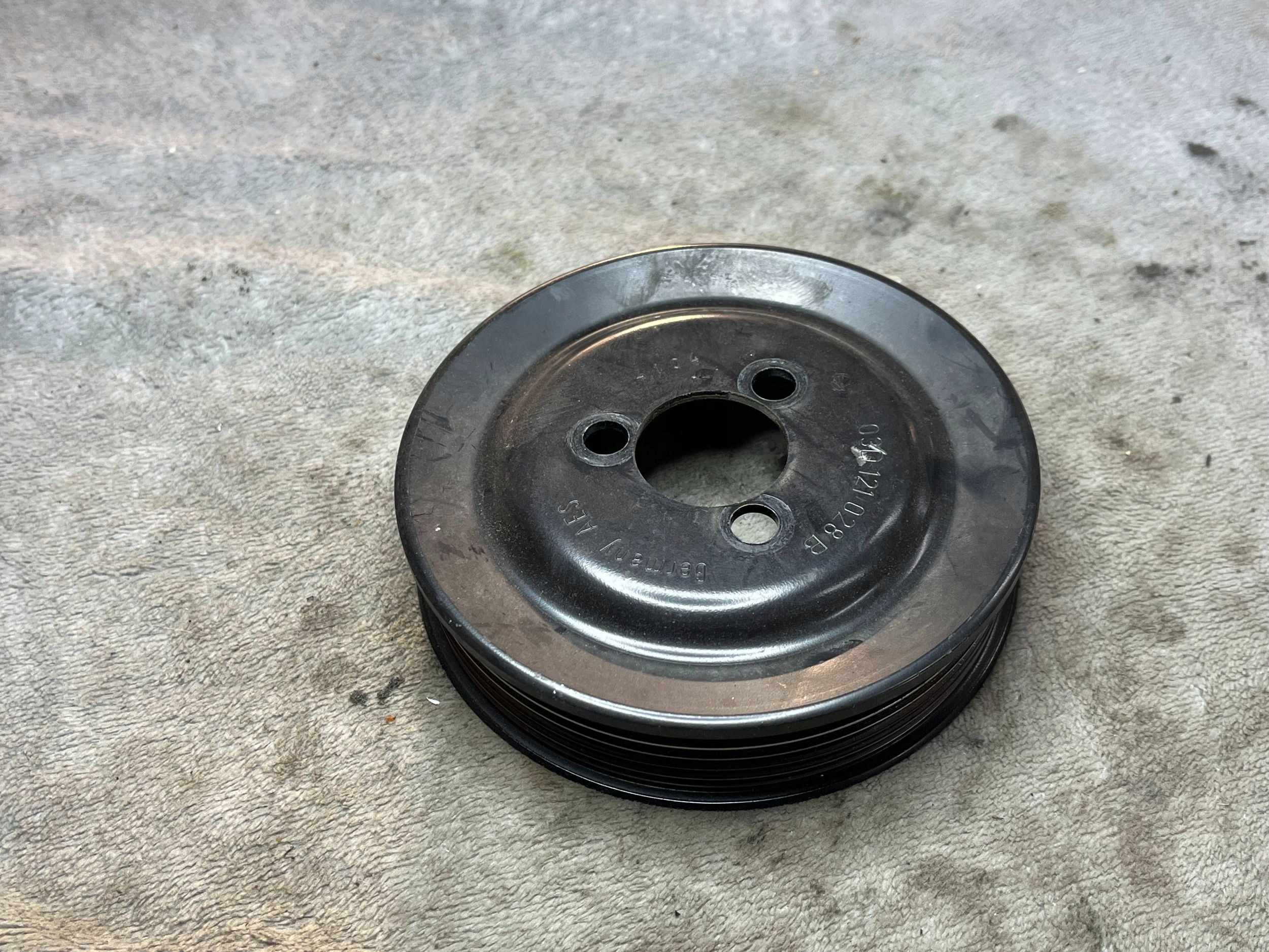Oryginalne remenica pompy vode SKODA 03D121028B !J