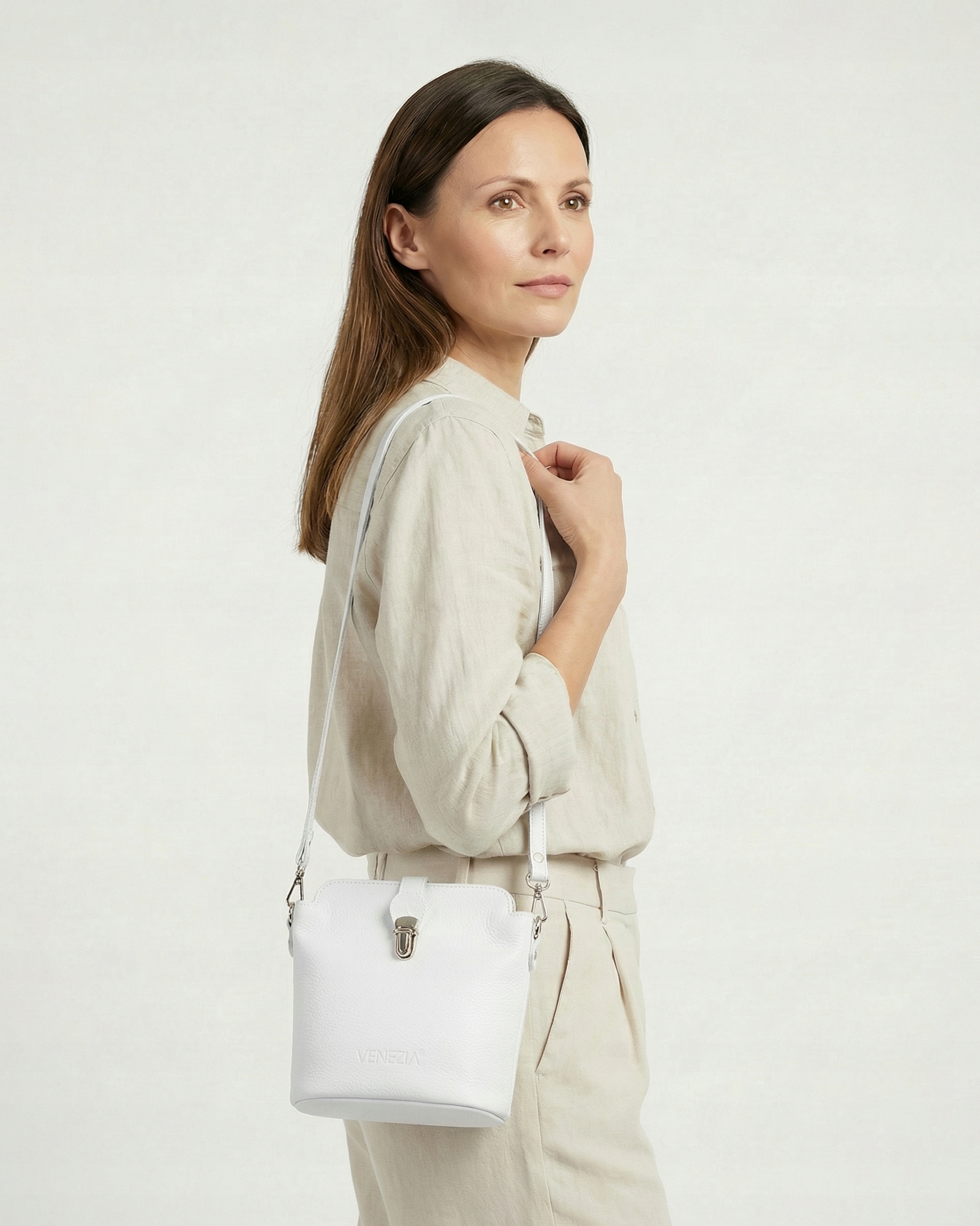Biała damska torebka Venezia listonoszka z groszkowej skóry naturalnej