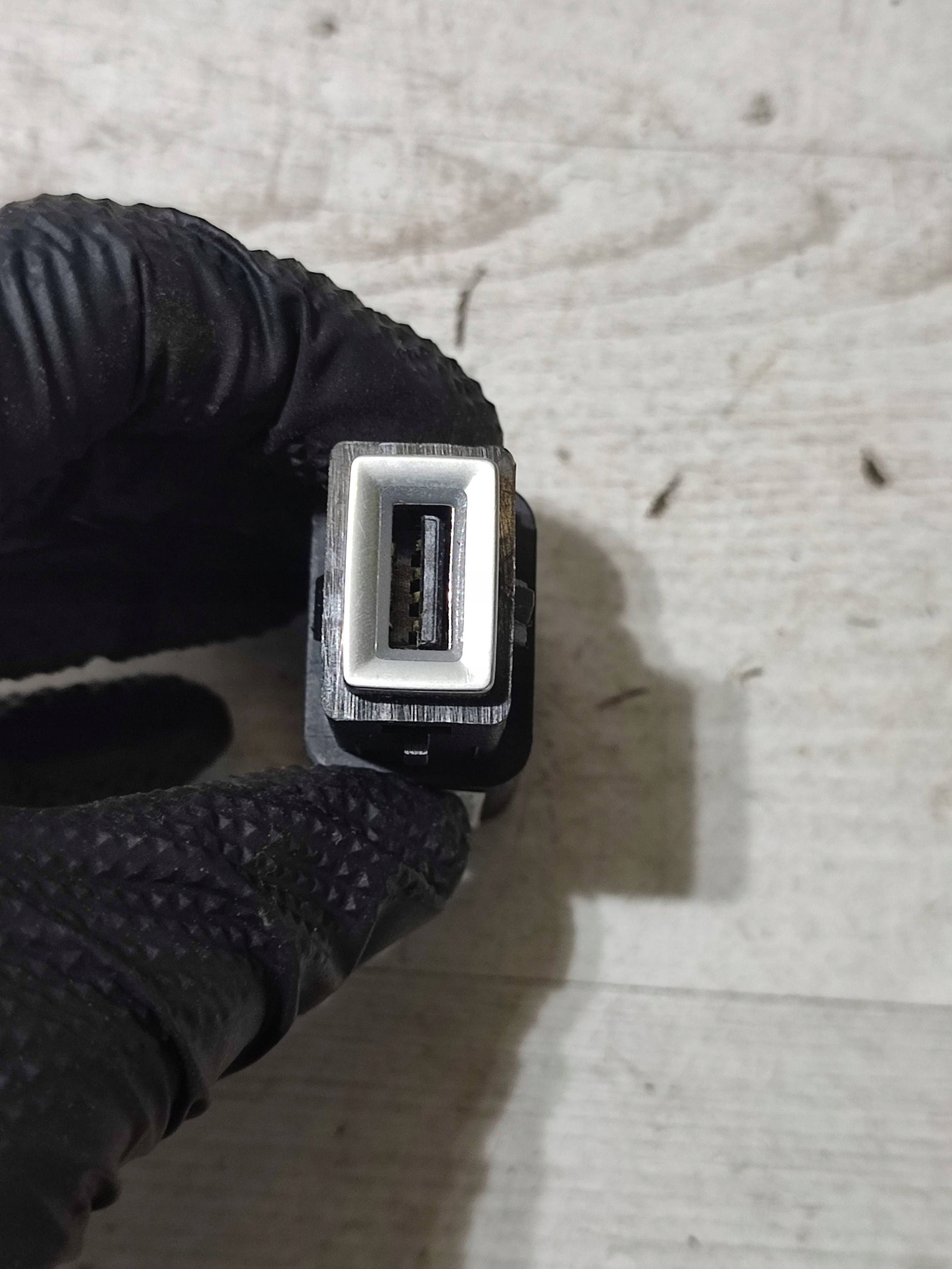 Peugeot 2008 II 2020 adapter / Zlacze USB