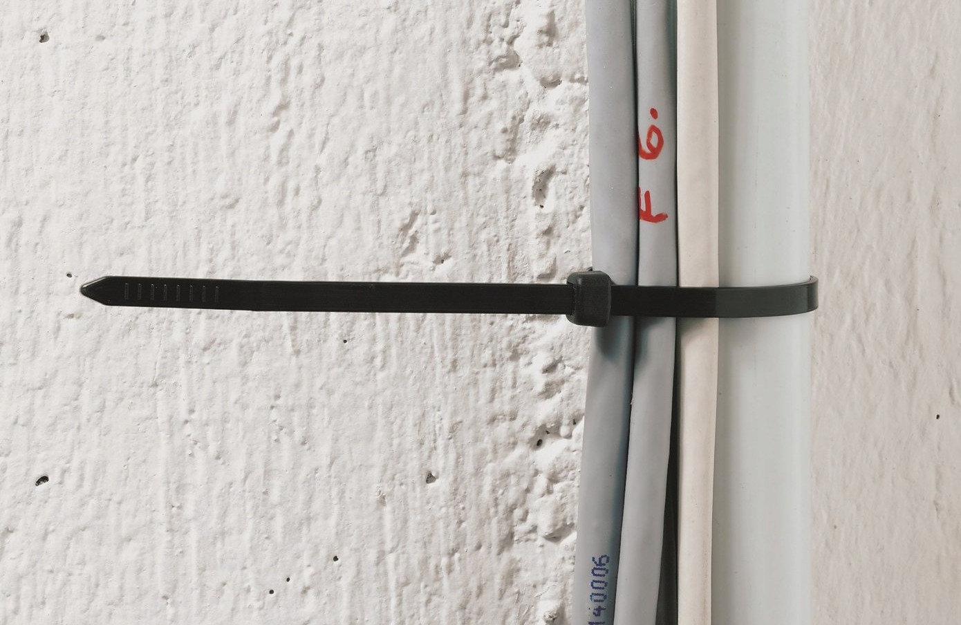 MOCNE OPASKI ZACISKOWE TRYTKI TRYTYTKI OBEJMY CZARNE 100 SZT 3,6 X 300mm Kod producenta 01-603