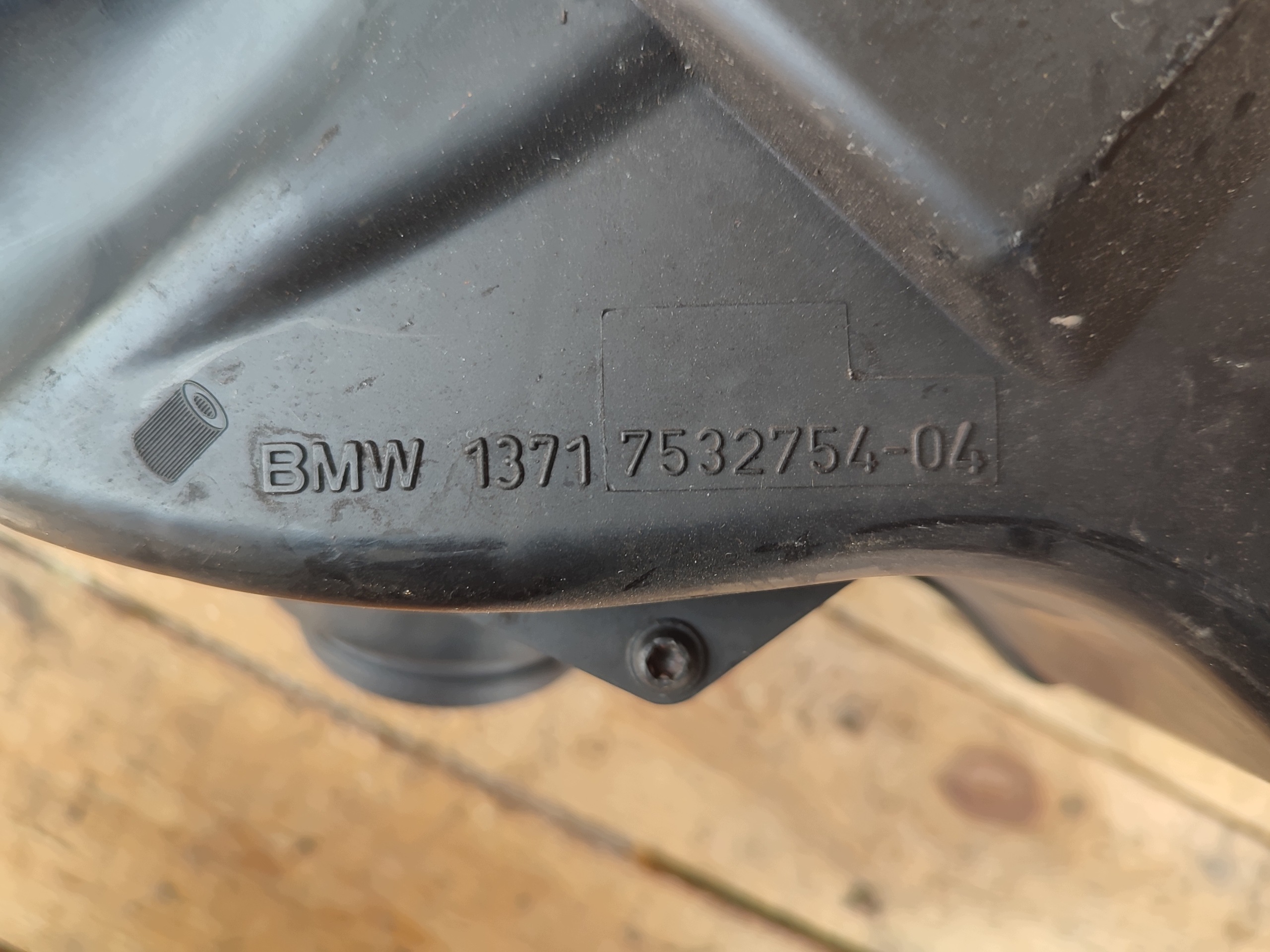 BMW air filter housing 13717567175