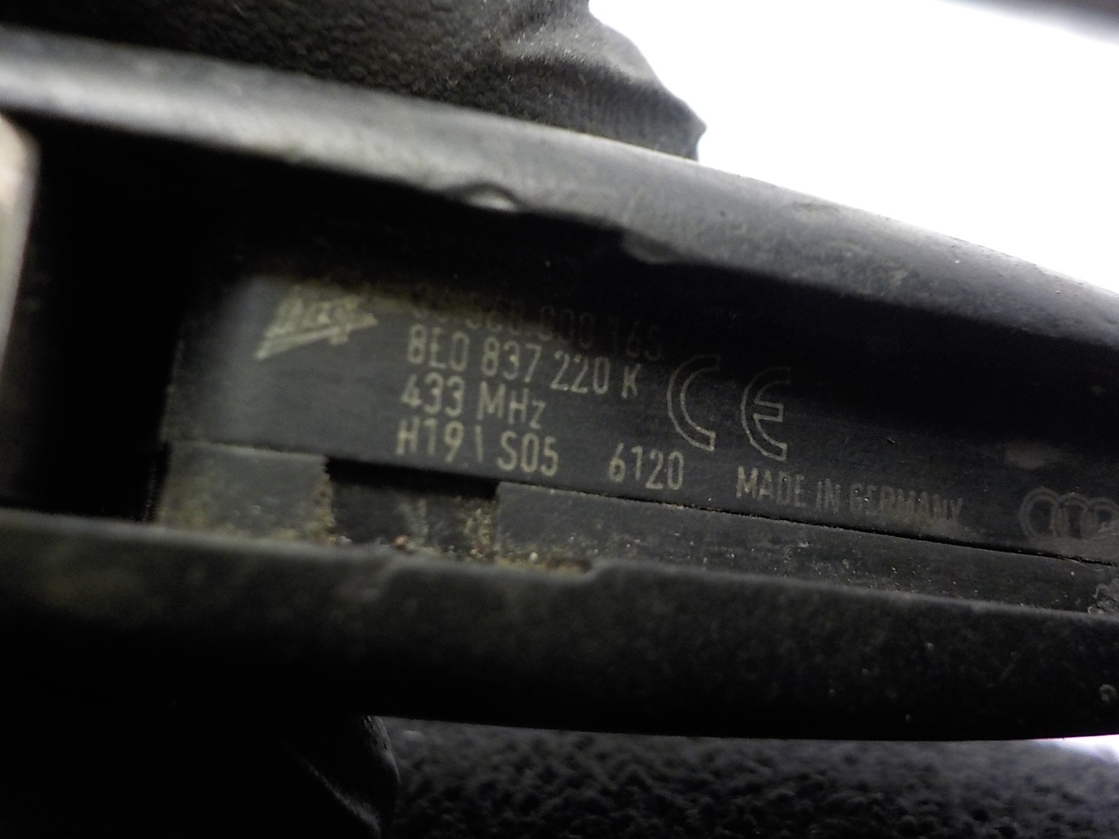 AUDI A4 B7 key 8E0837220K AUQ 433 MHZ