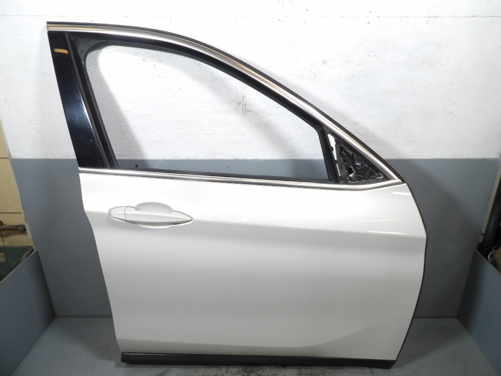 BMW X1 F48 door front right A96