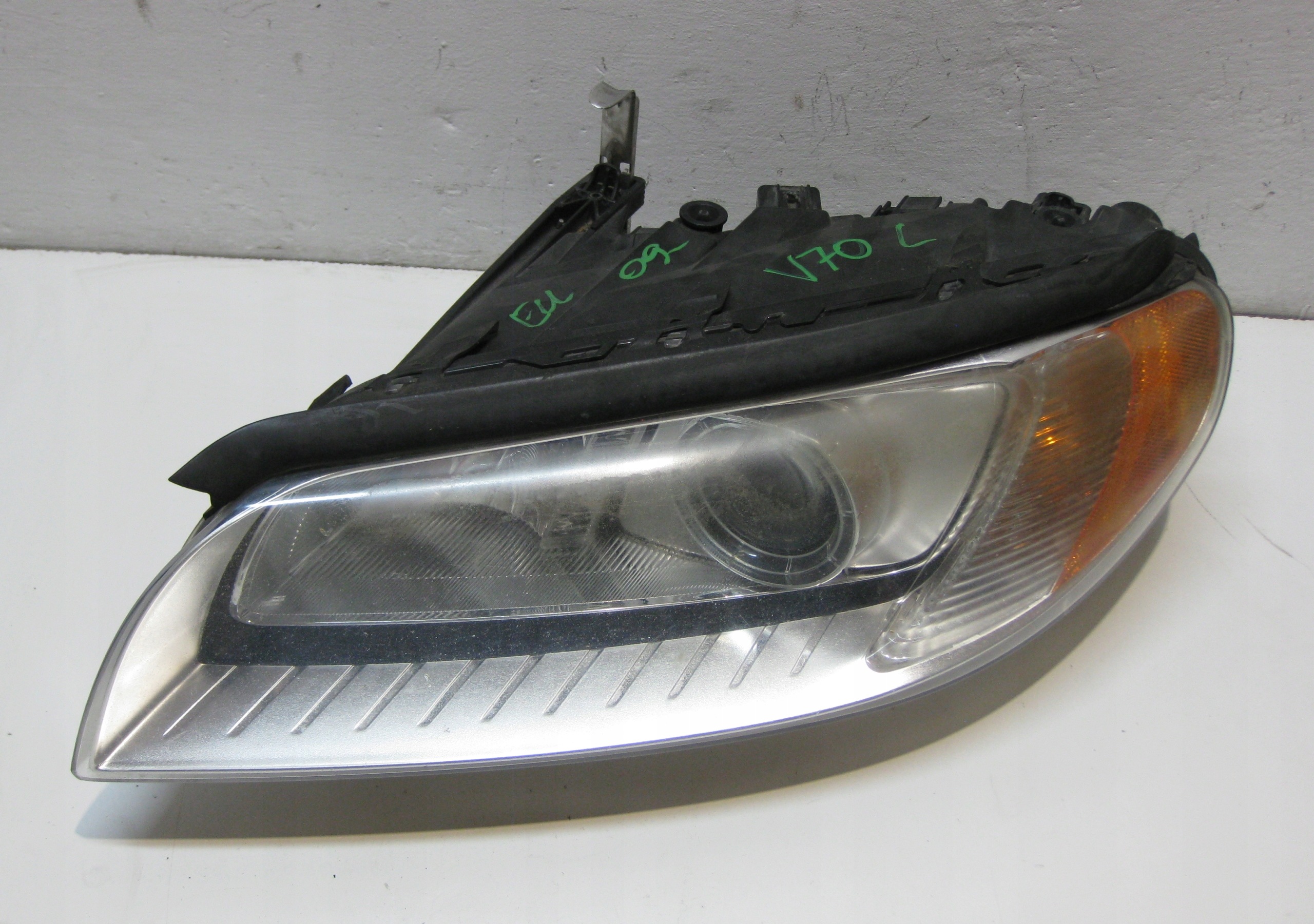 VOLVO V70 2.0 D 09R light left front XENON 31214347 EUROPA
