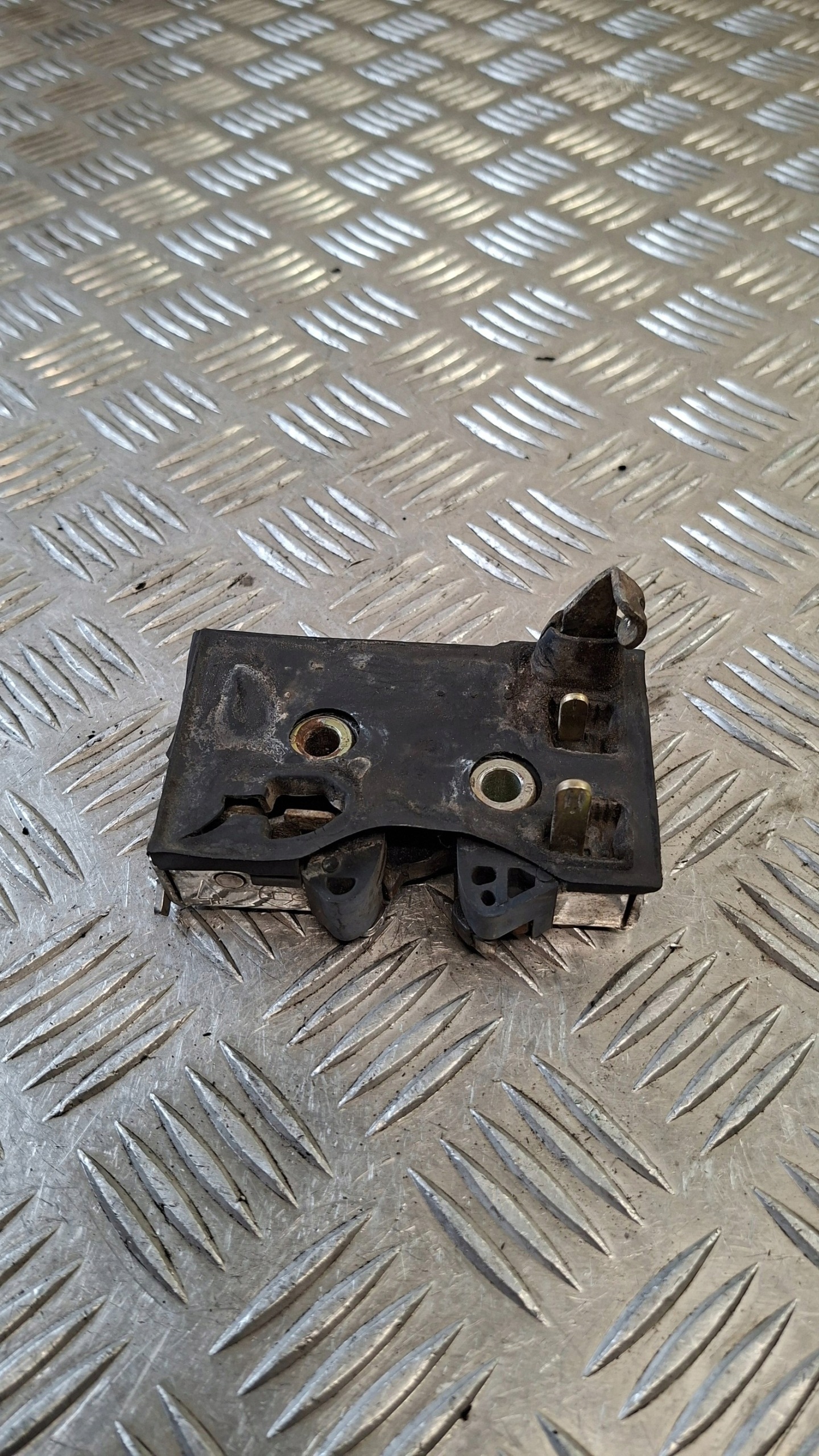 lock door right rear part AUDI 80 B4
