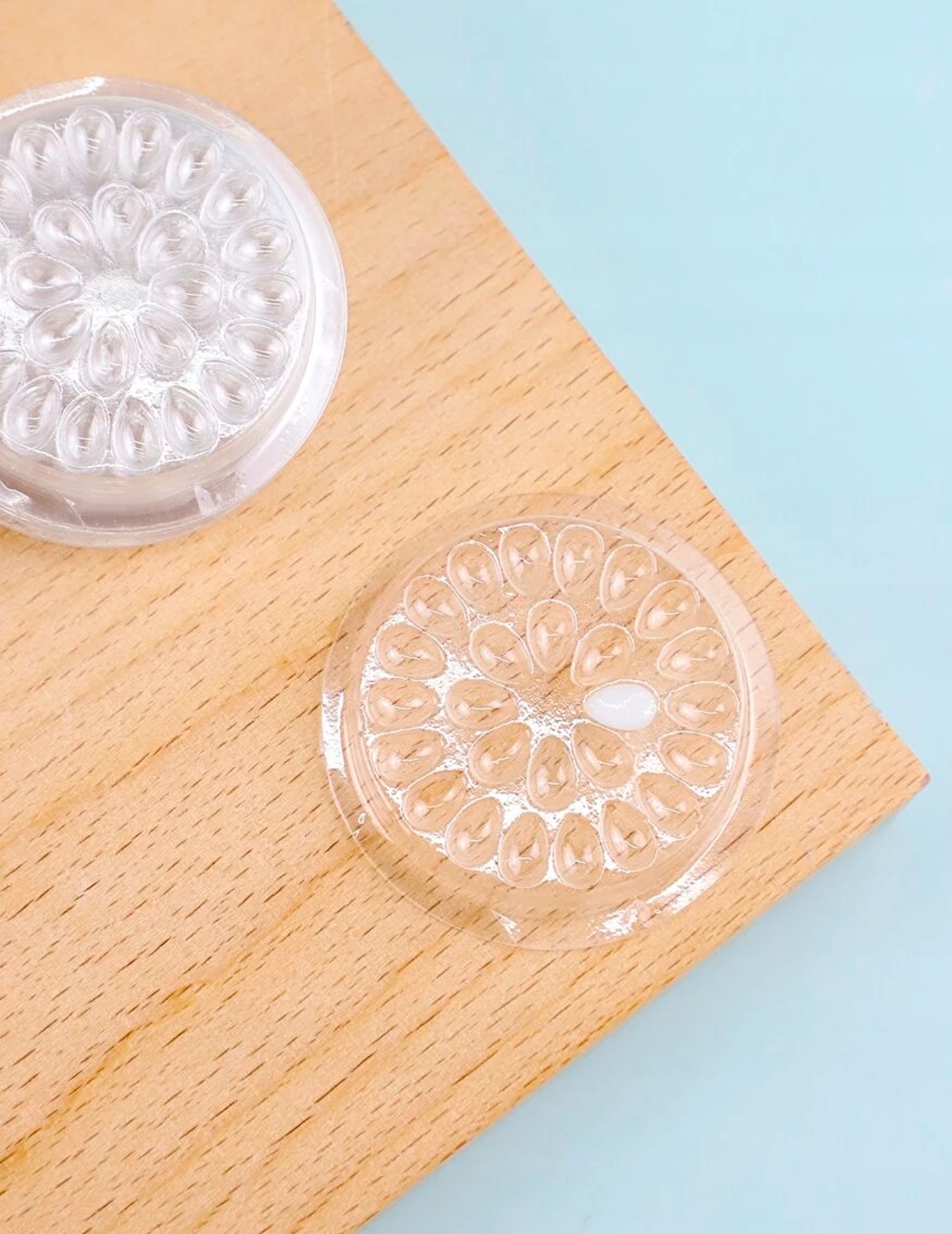 JEDNORAZOWA PALETKA NA KLEJ DO RZĘS POJEMNIK DO KLEJU KROPLE 10 SZT Marka ProjectLashes