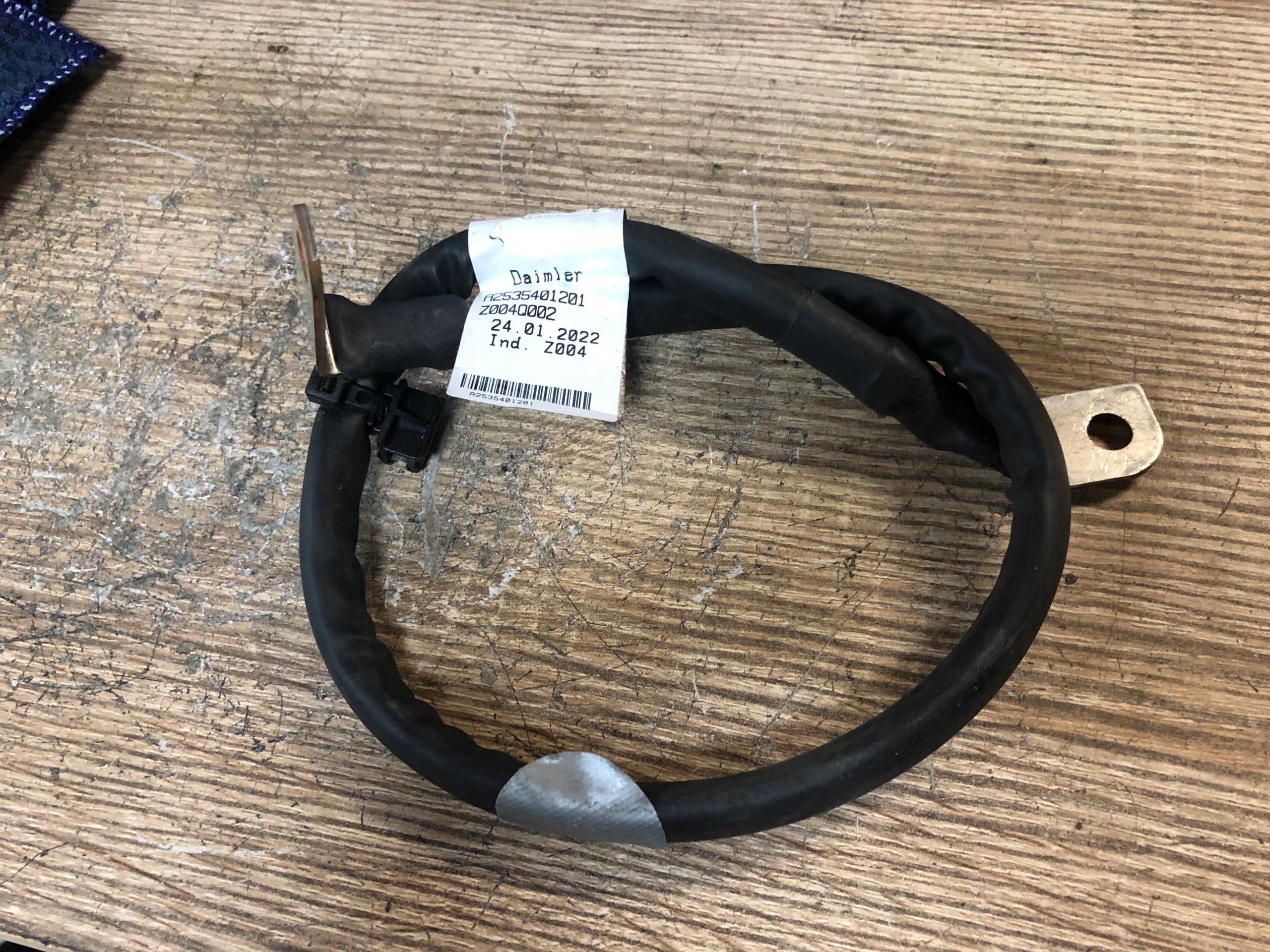 MERCEDES W253 PRZEWÓD KLEMY PLUSOWEJ 2535401201 Producent części Mercedes-Benz OE