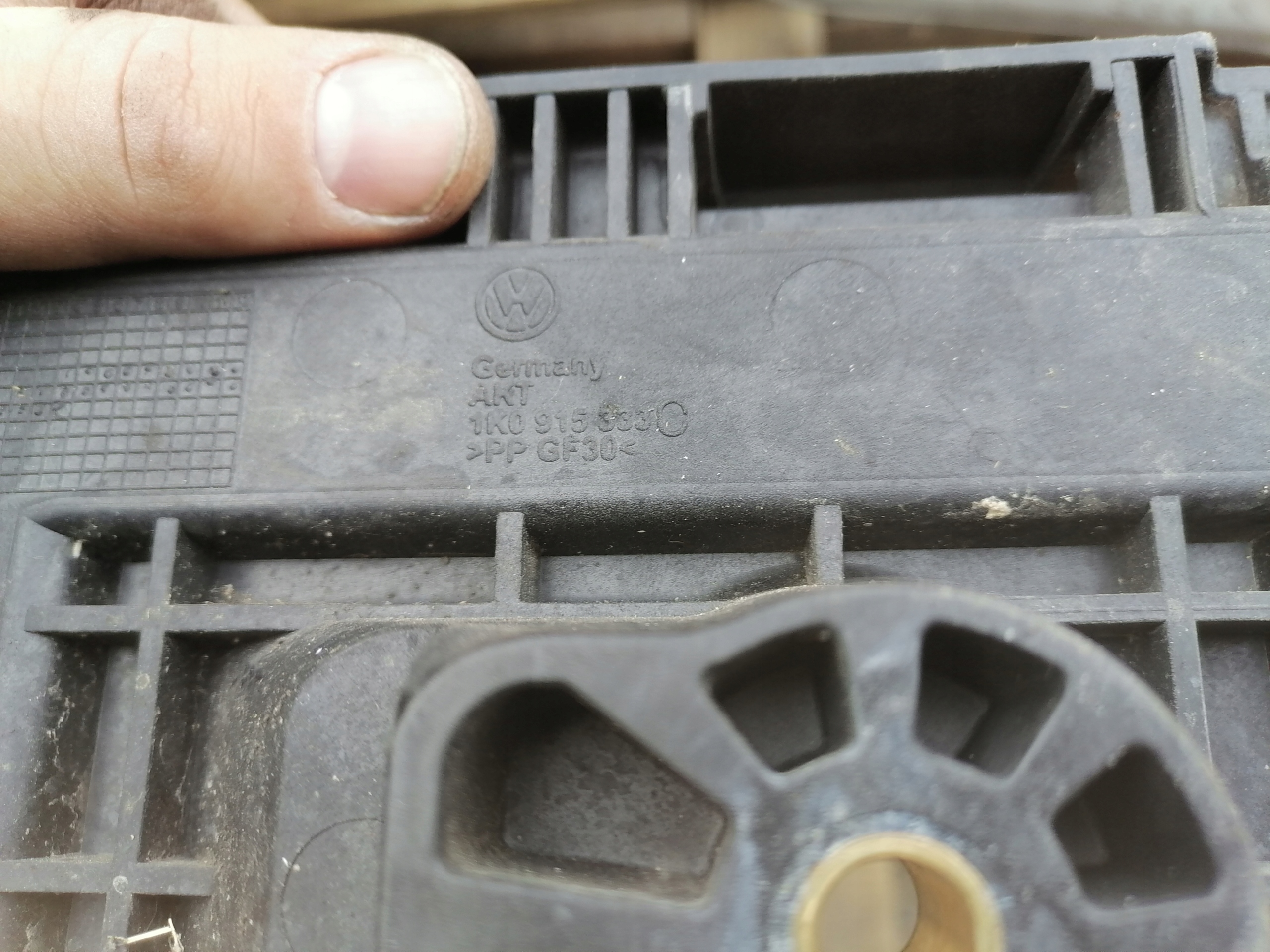 Grundlage AKUMULATORA VW JETTA V 1.6 1K0915333C