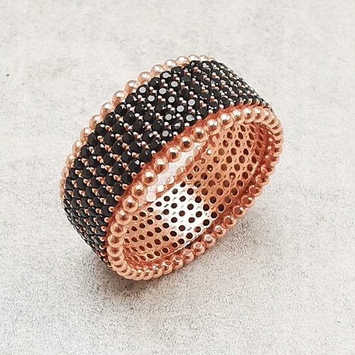 Prsten prstýnek osázeným černými zirkony