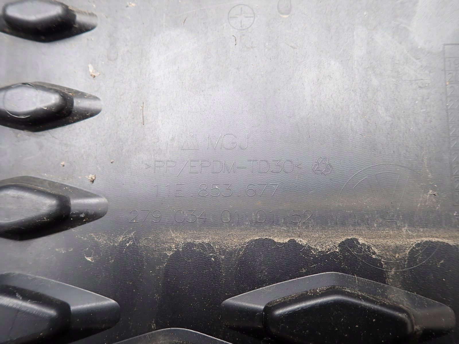 nárazník předek přední VW VOLKSWAGEN ID5 ID.5 E39 21- 11E807221