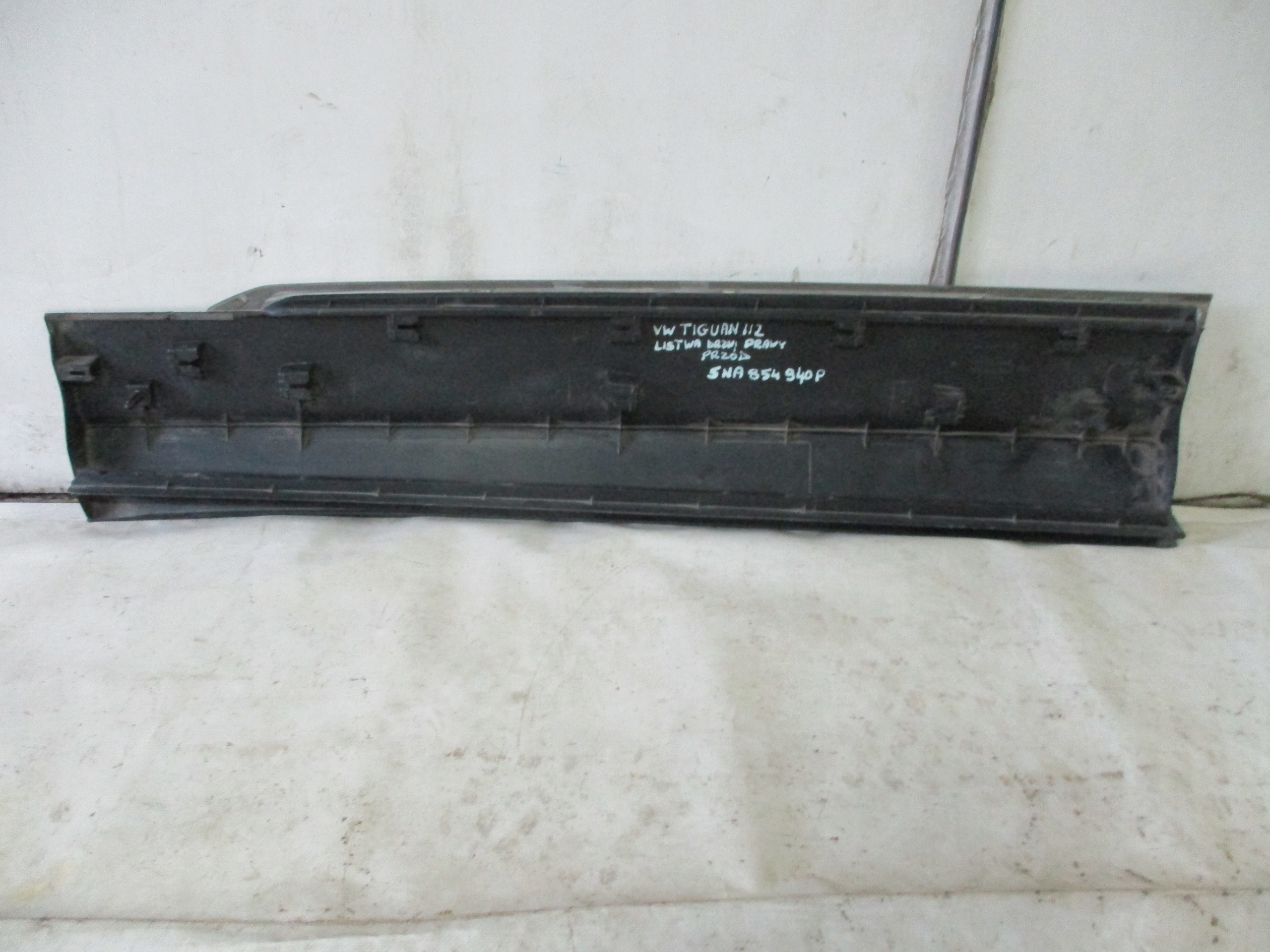 Listaw door right front front VW Tiguan II 2 5NA854940P