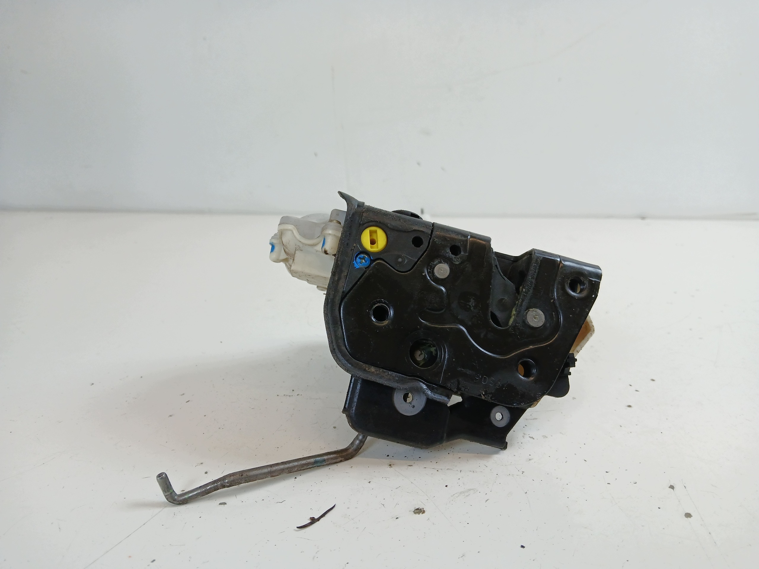 AUDI A4 B7 lock door left rear part