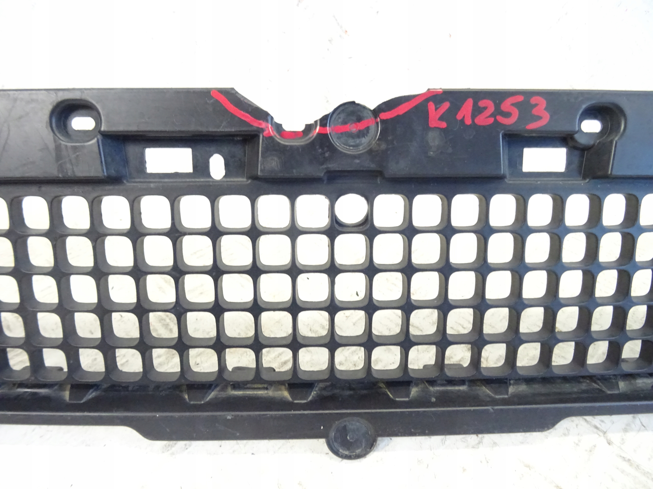 grid of a bumper front front central LAND ROVER DEFENDER L663