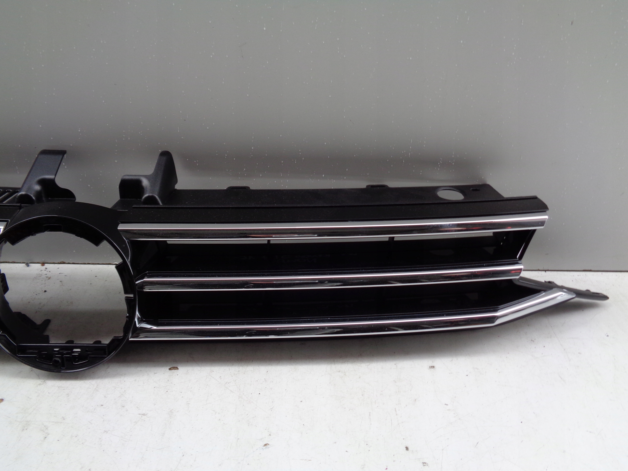 NO-WA-- Grille VW TOURAN 5TA 16