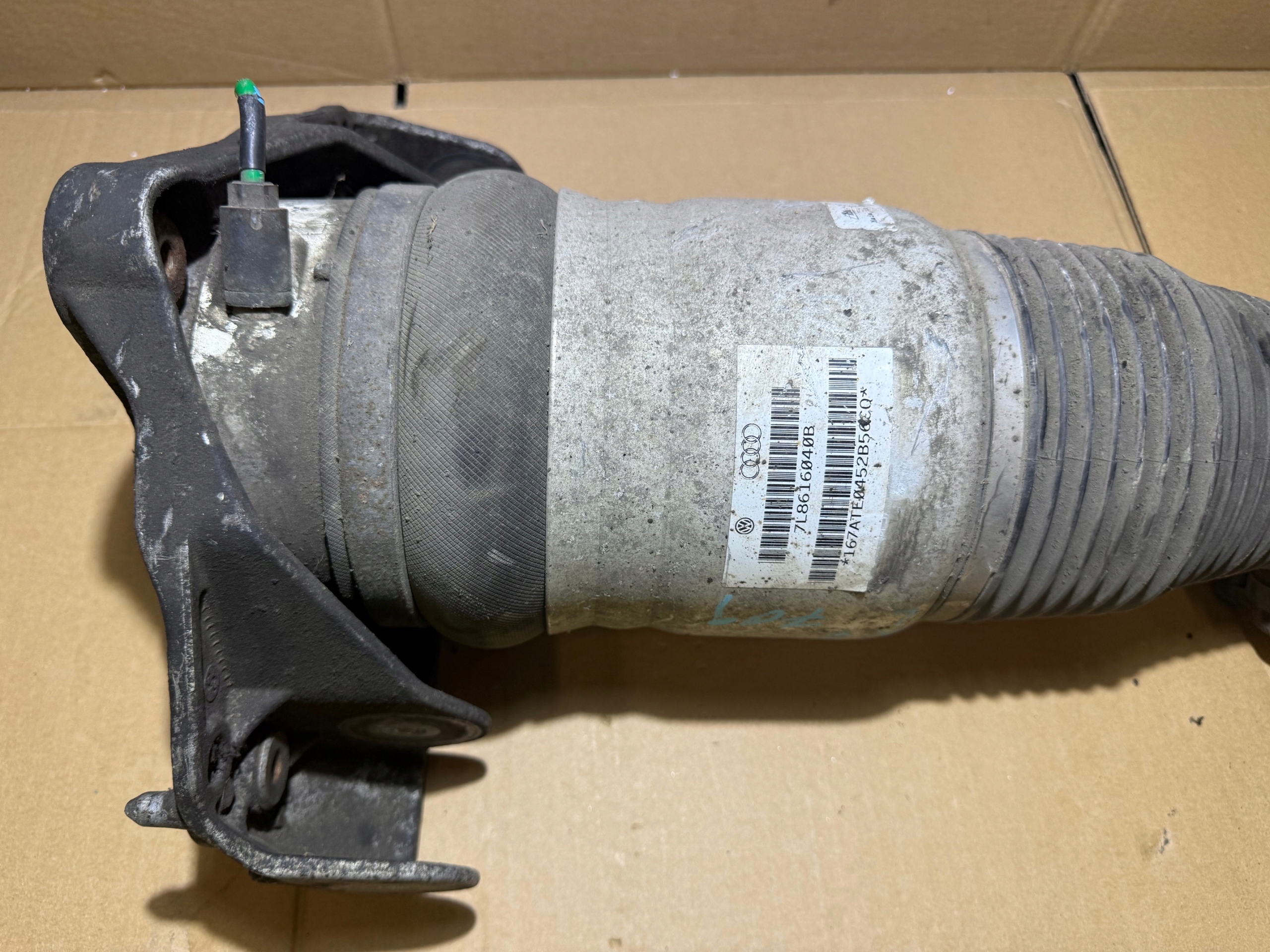 AUDI Q7 4L shock absorber PNEUMATYCZNY right front front 7L8616040B