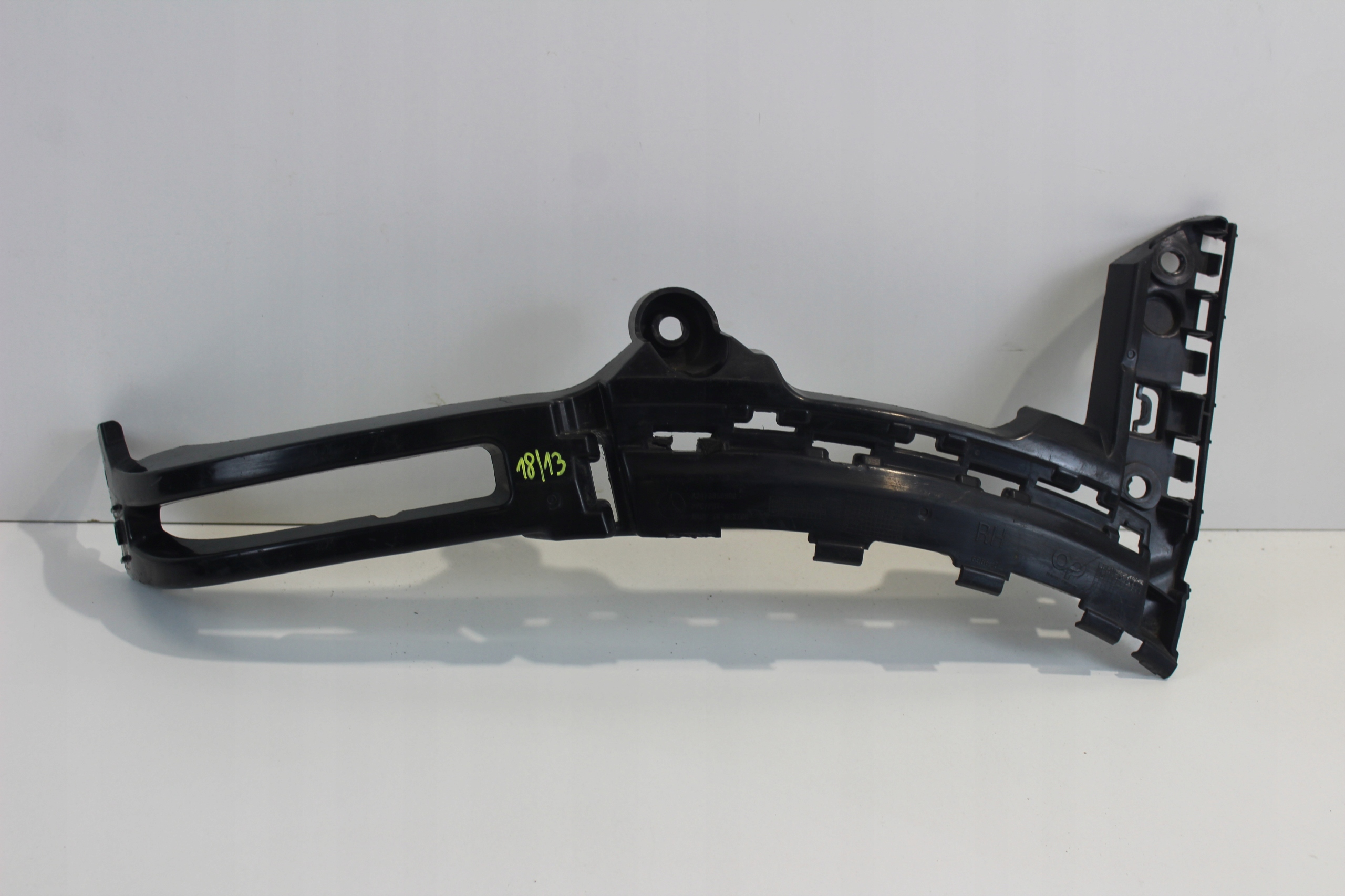 W247 A2478850900 - Сповзати задній правий бампер Мерседес ГЛБ 247 в247 голка